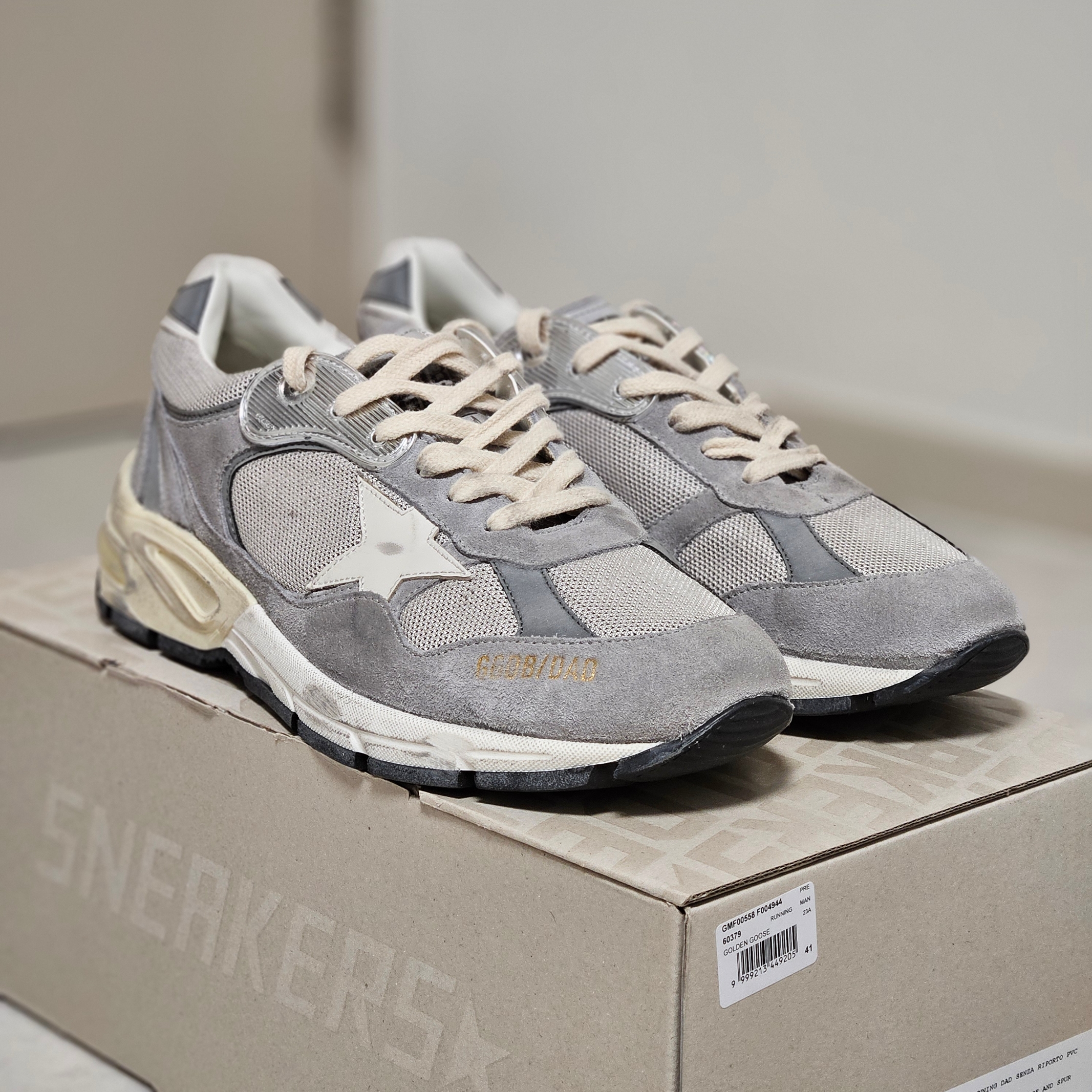 Golden Goose Dad-Star Sneakers Gray Silver White 착용 스타일 - 1