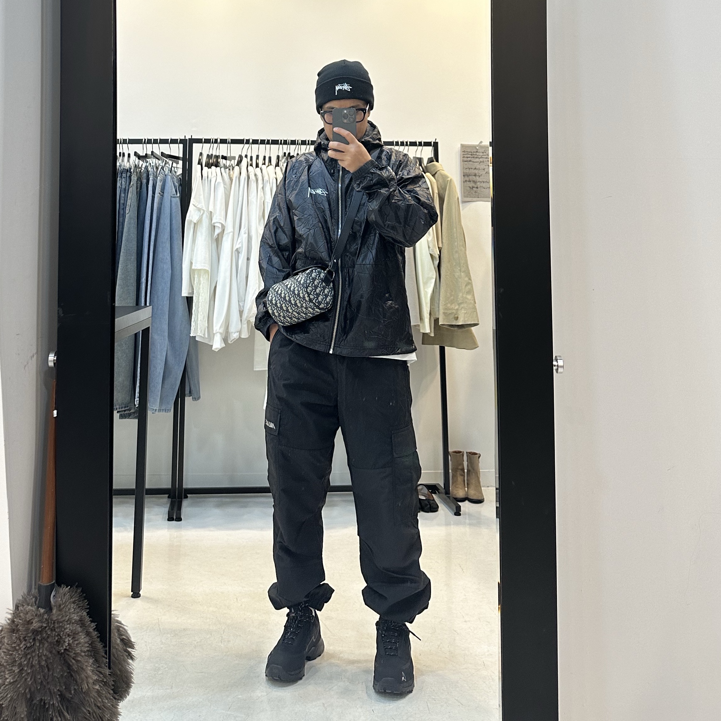 Stussy Beach Shell Wrinkled Nylon Jacket Black, Dior Mini Saddle Messenger Bag Grained Calfskin & Beige Black Dior Oblique Jacquard Black 착용 스타일 - 2
