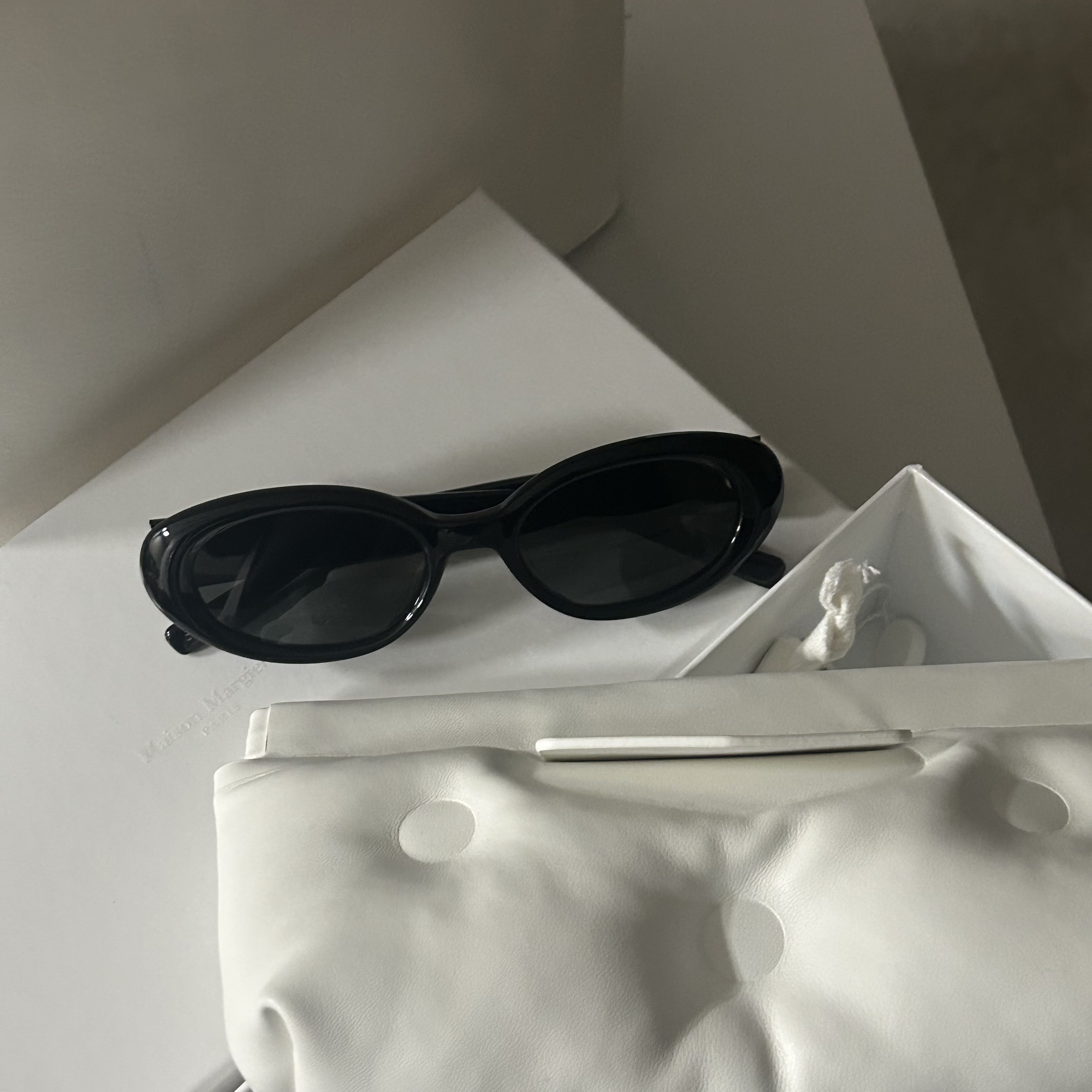 Gentle Monster x Maison Margiela MM107 Black Black 착용 스타일