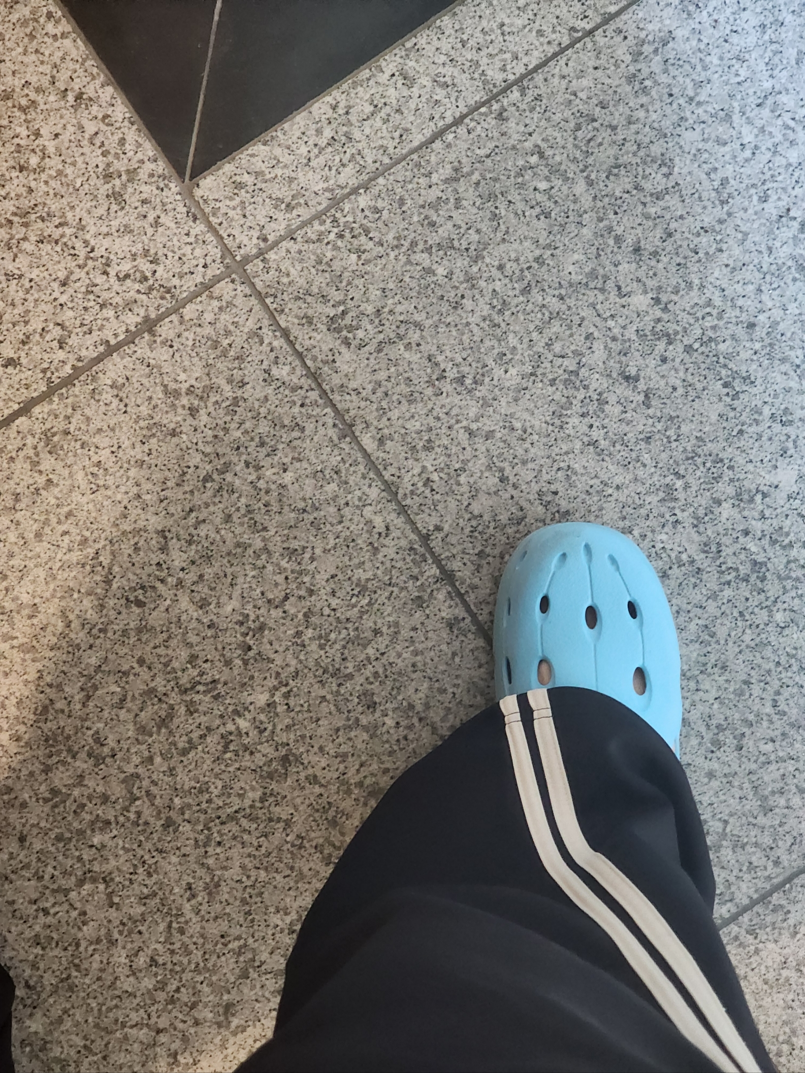 Crocs Classic Clog Mineral Blue 착용 스타일