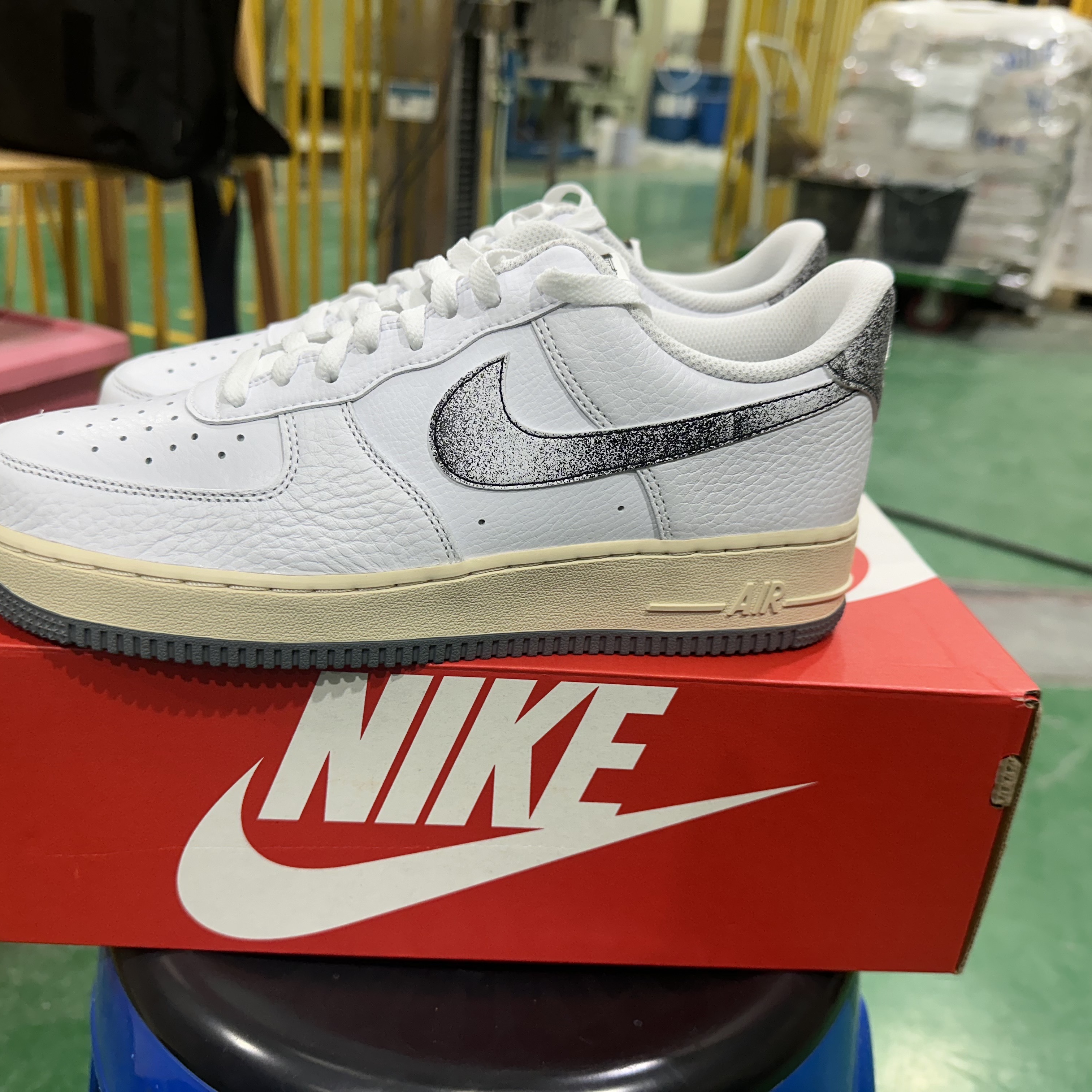 Nike Air Force 1 '07 LX White Smoke Grey 착용 스타일 - 3