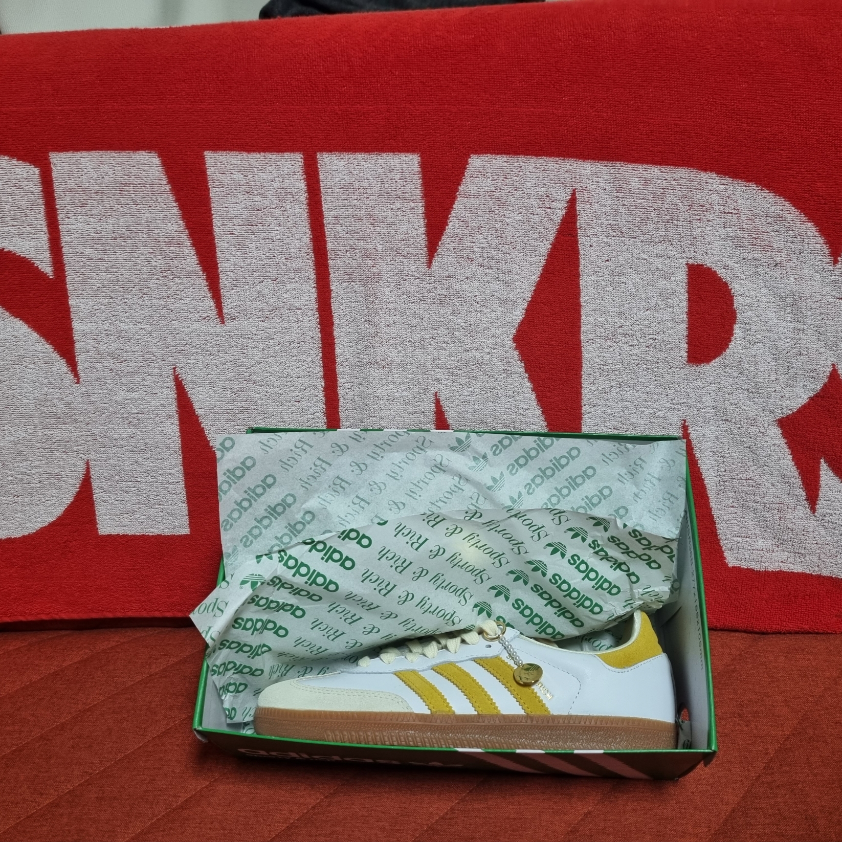 Adidas x Sporty & Rich Samba OG Cloud White Bold Gold 착용 스타일