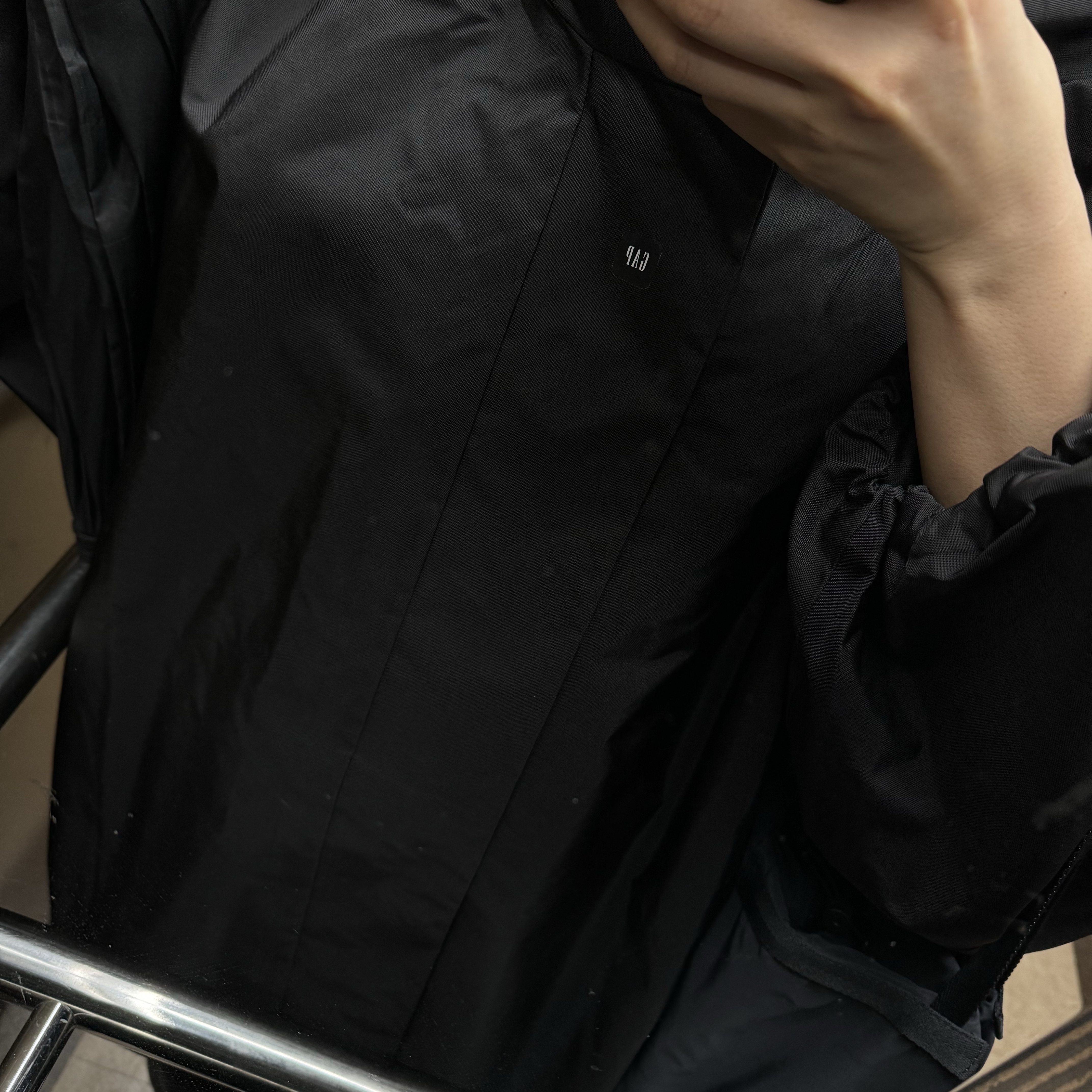 Yeezy Gap Engineered By Balenciaga T-Cut Parka Black 착용 스타일 - 1