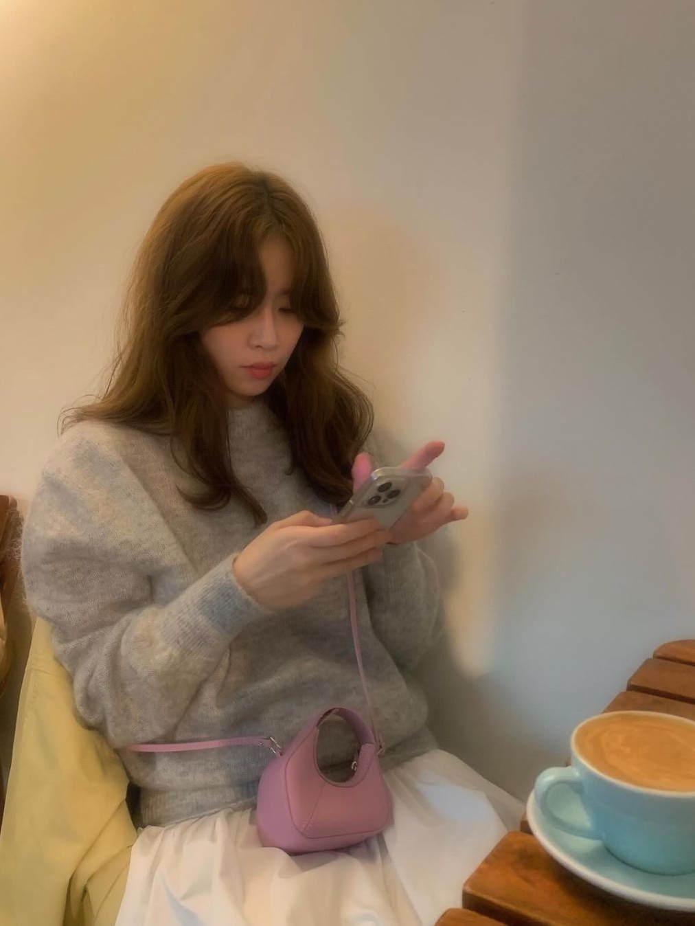 STUDIOTABLE Crepe Mini Bag Pink, STUDIOTABLE Crepe Mini Bag Black 착용 스타일