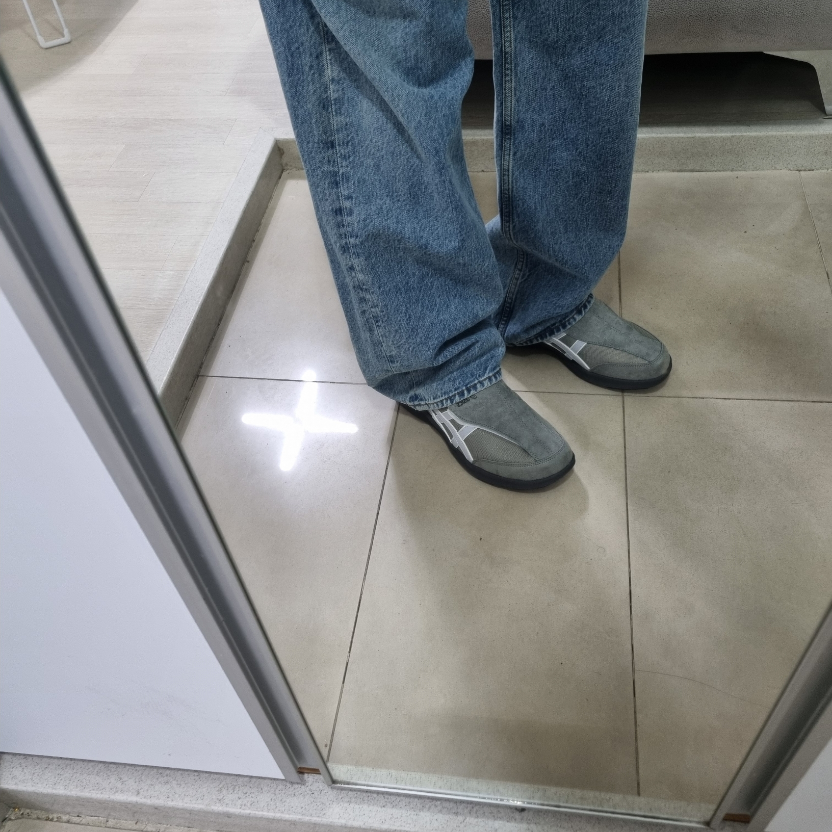 Asics Life Walker 010 Grey - 3E Wide 착용 스타일 - 1