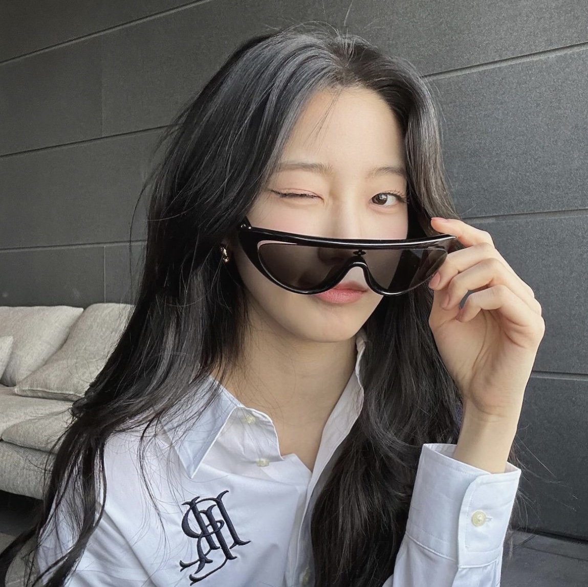 Louis Vuitton LV Split Cat Eye Sunglasses Black 착용 스타일 - 1
