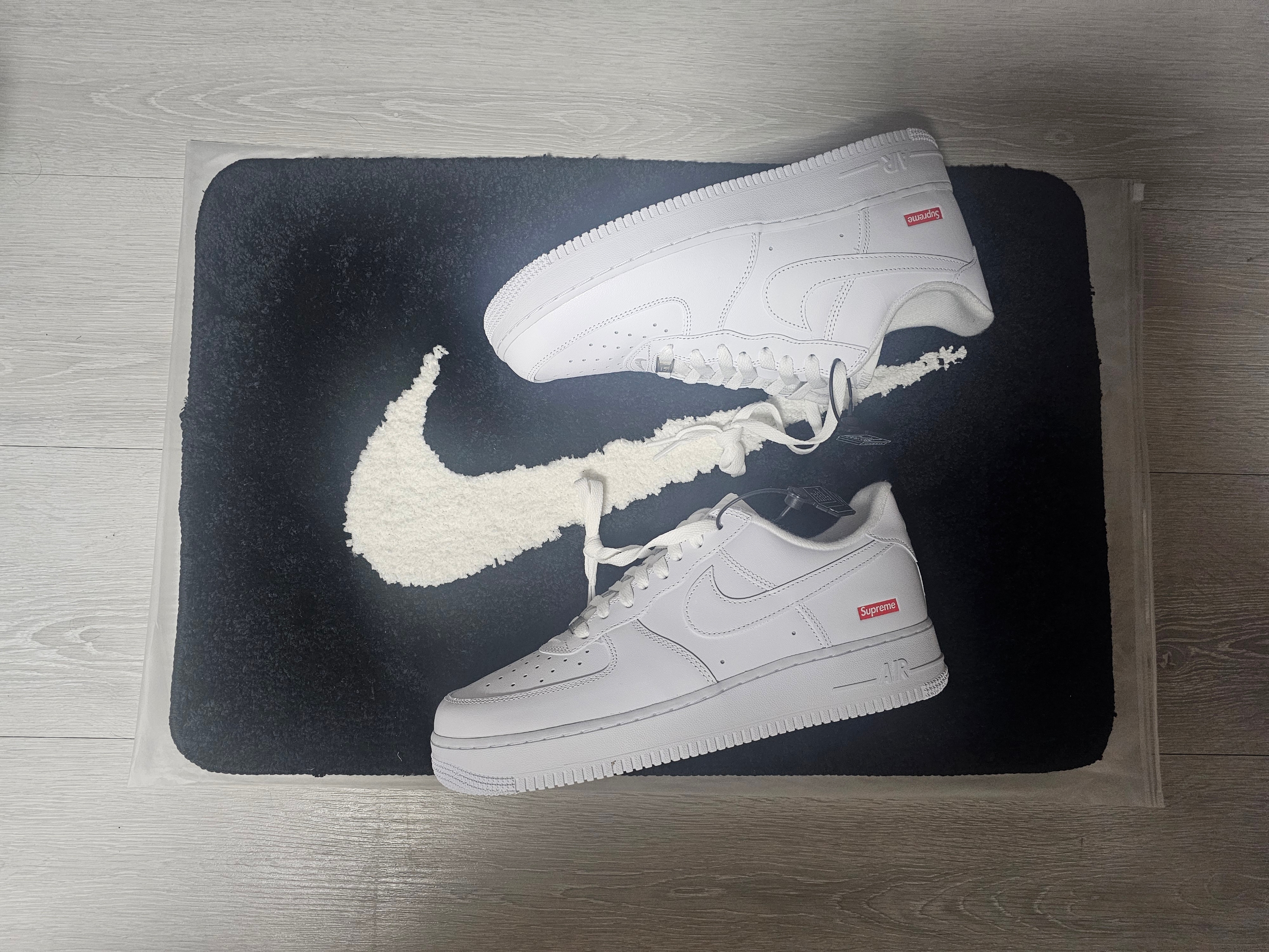 Nike x Supreme Air Force 1 Low White 착용 스타일 - 3