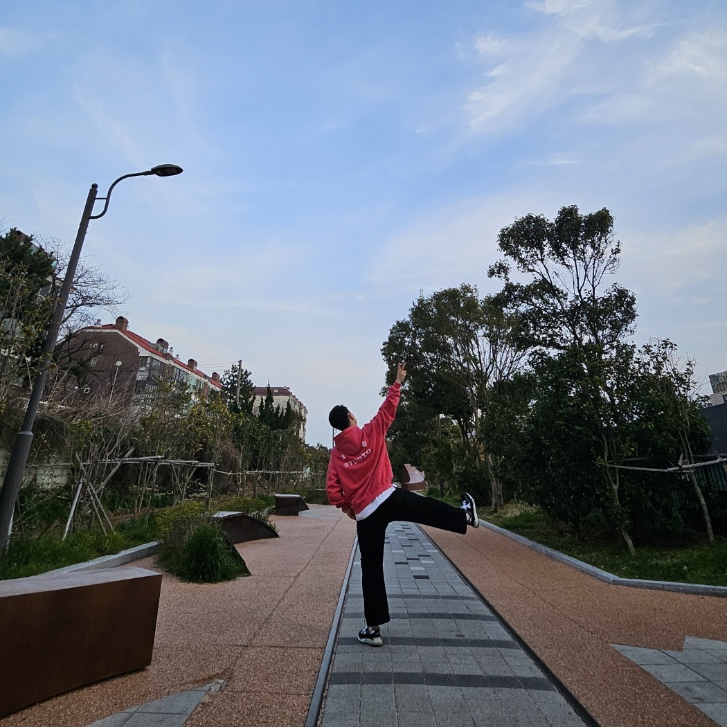 New Balance 992 Made in USA Black Grey, IAB Studio Pigment Hoodie & Sack Coral 착용 스타일