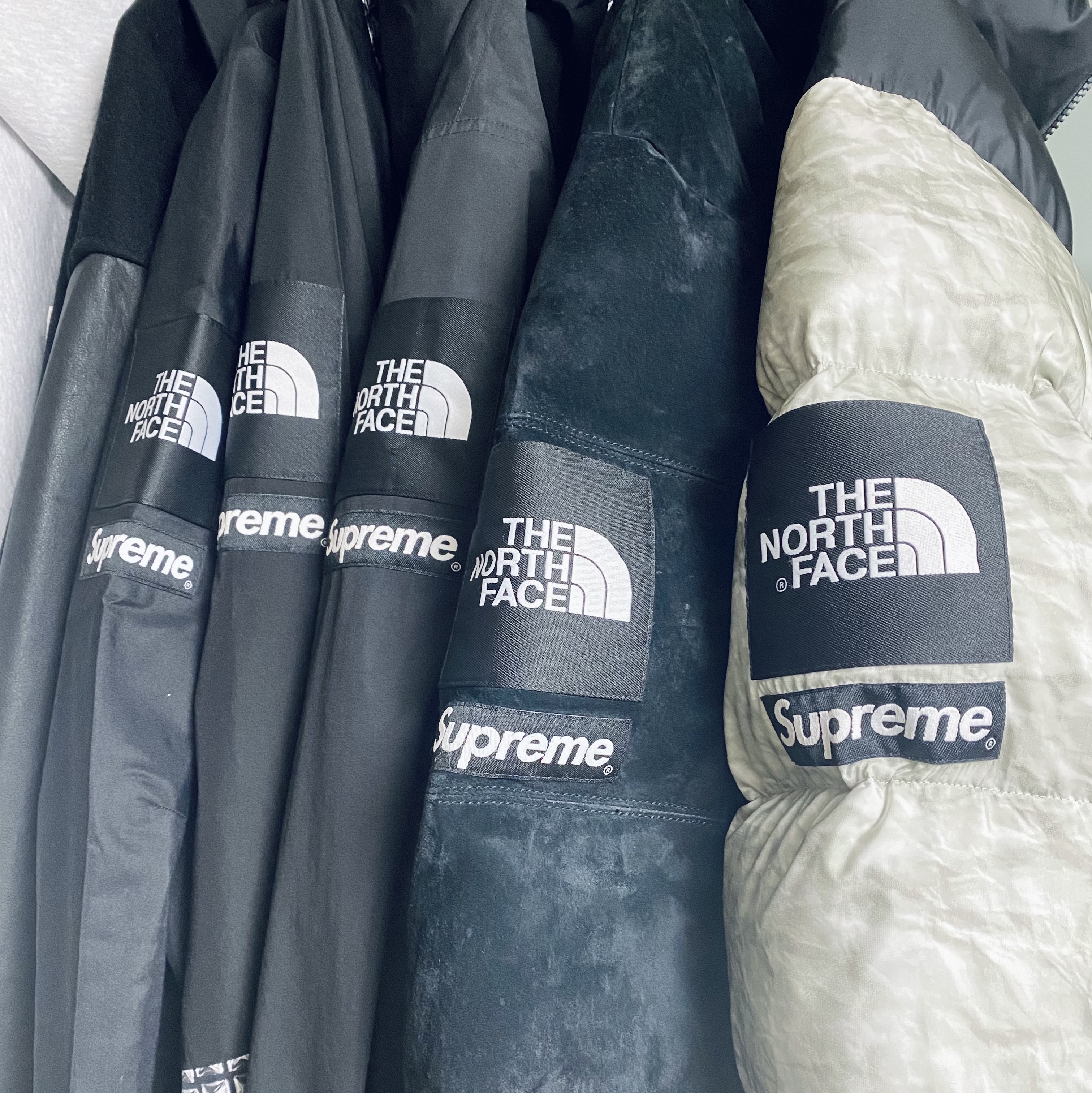 Supreme x The North Face Split Taped Seam Shell Jacket Black - 24SS, Supreme x The North Face Studded Mountain Light Jacket Black - 21SS 착용 스타일 - 2