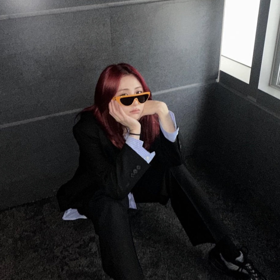 Louis Vuitton LV Split Cat Eye Sunglasses Orange, Louis Vuitton LV Split Cat Eye Sunglasses Black 착용 스타일 - 1