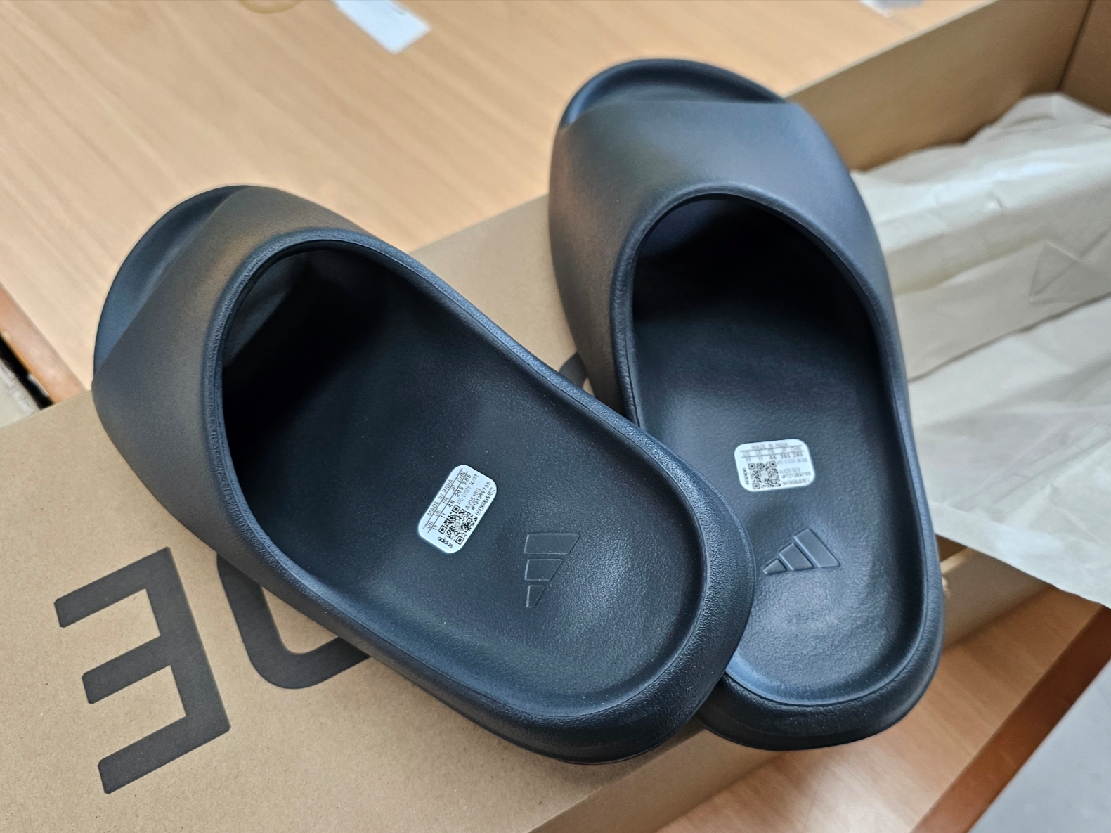 Adidas Yeezy Slide Dark Onyx 2024 착용 스타일 - 2