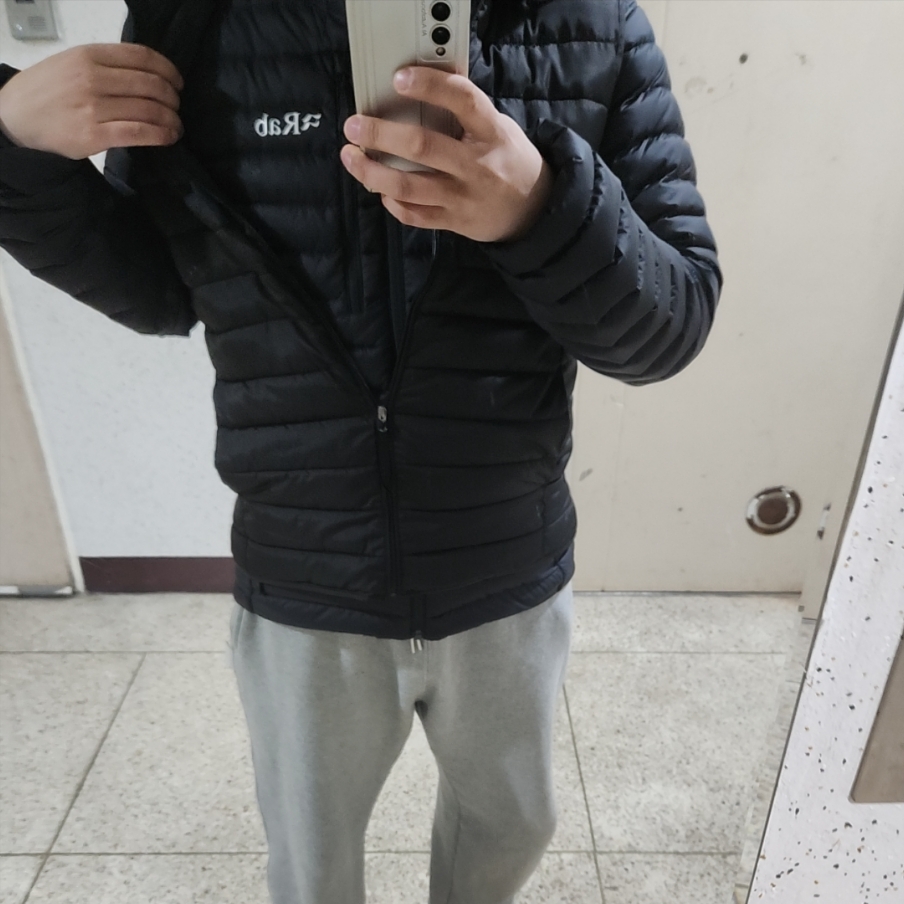 Rab Microlight Alpine Jacket Black 착용 스타일