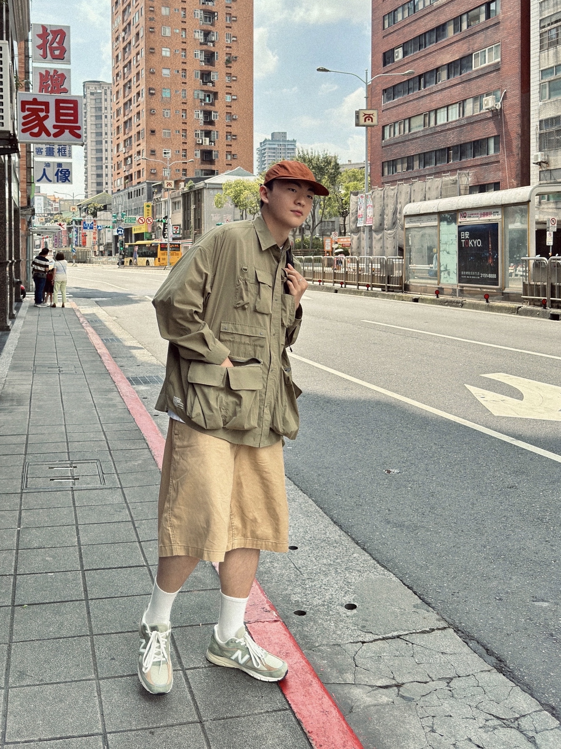 New Balance 990v4 Made in USA Olive Incense 착용 스타일 - 1