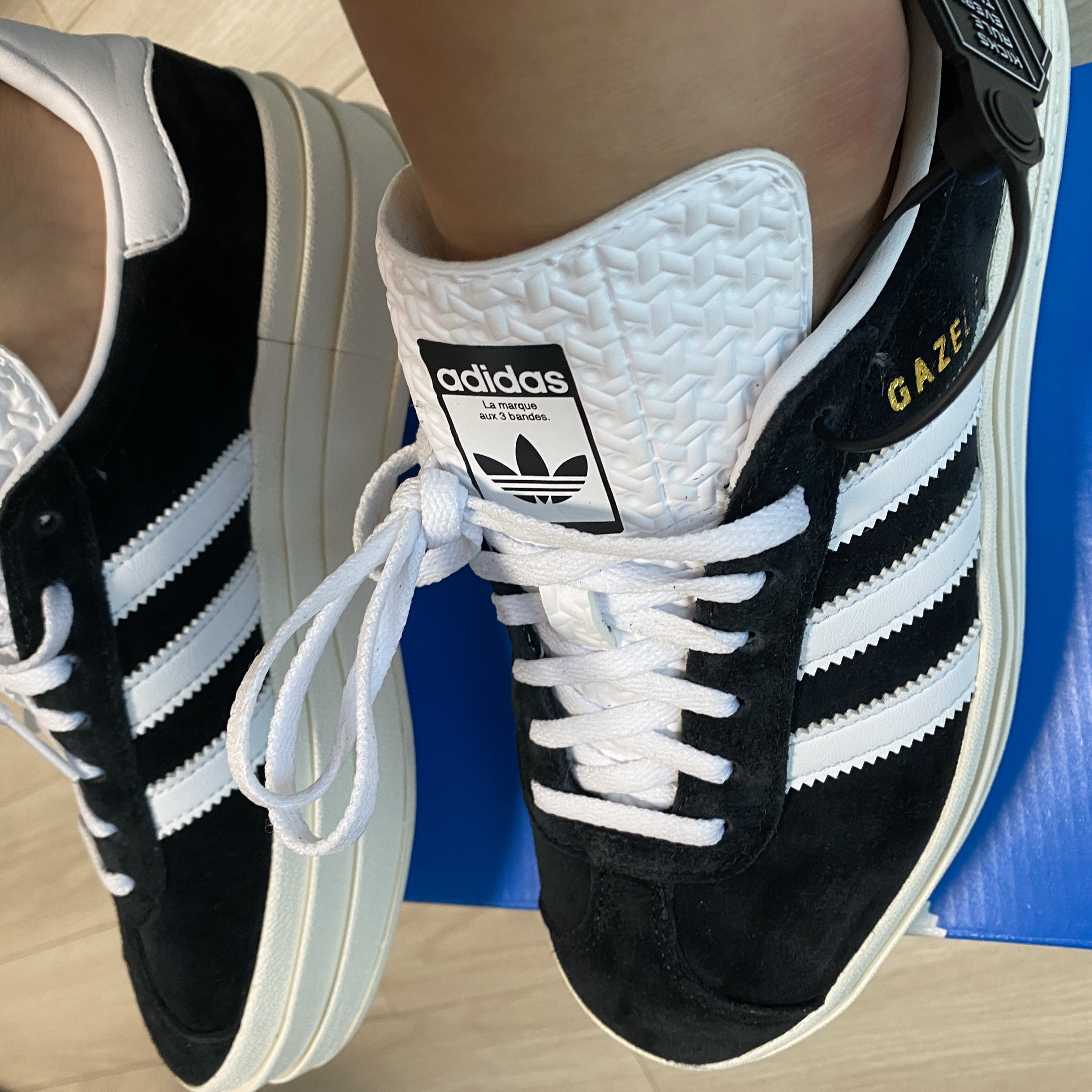 (W) Adidas Gazelle Bold Core Black Cloud White 착용 스타일