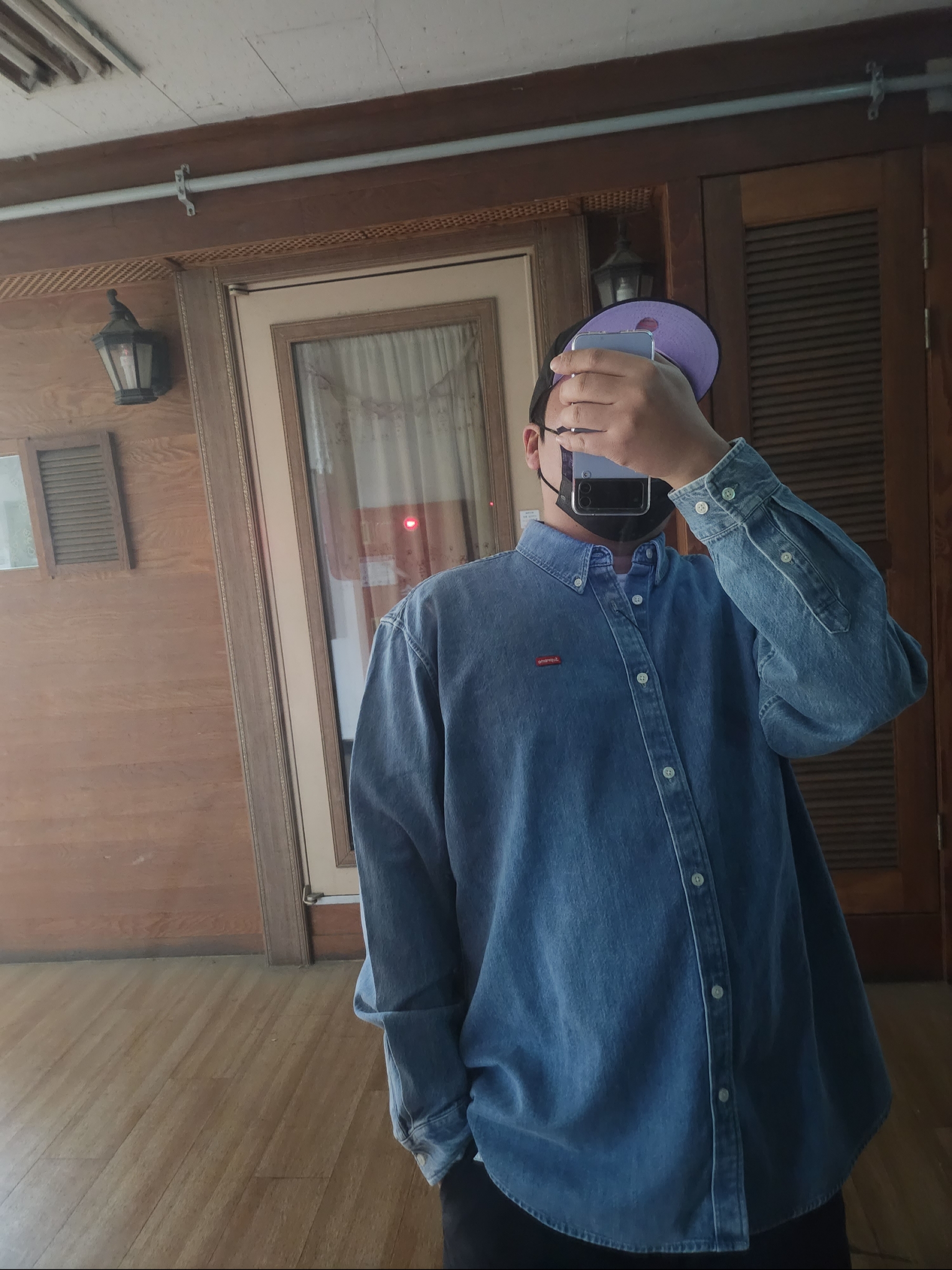 Supreme Small Box Shirt Denim - 23FW, Nike Zoom Vomero 5 PRM Light Iron Ore and Flat Fewter 착용 스타일 - 2