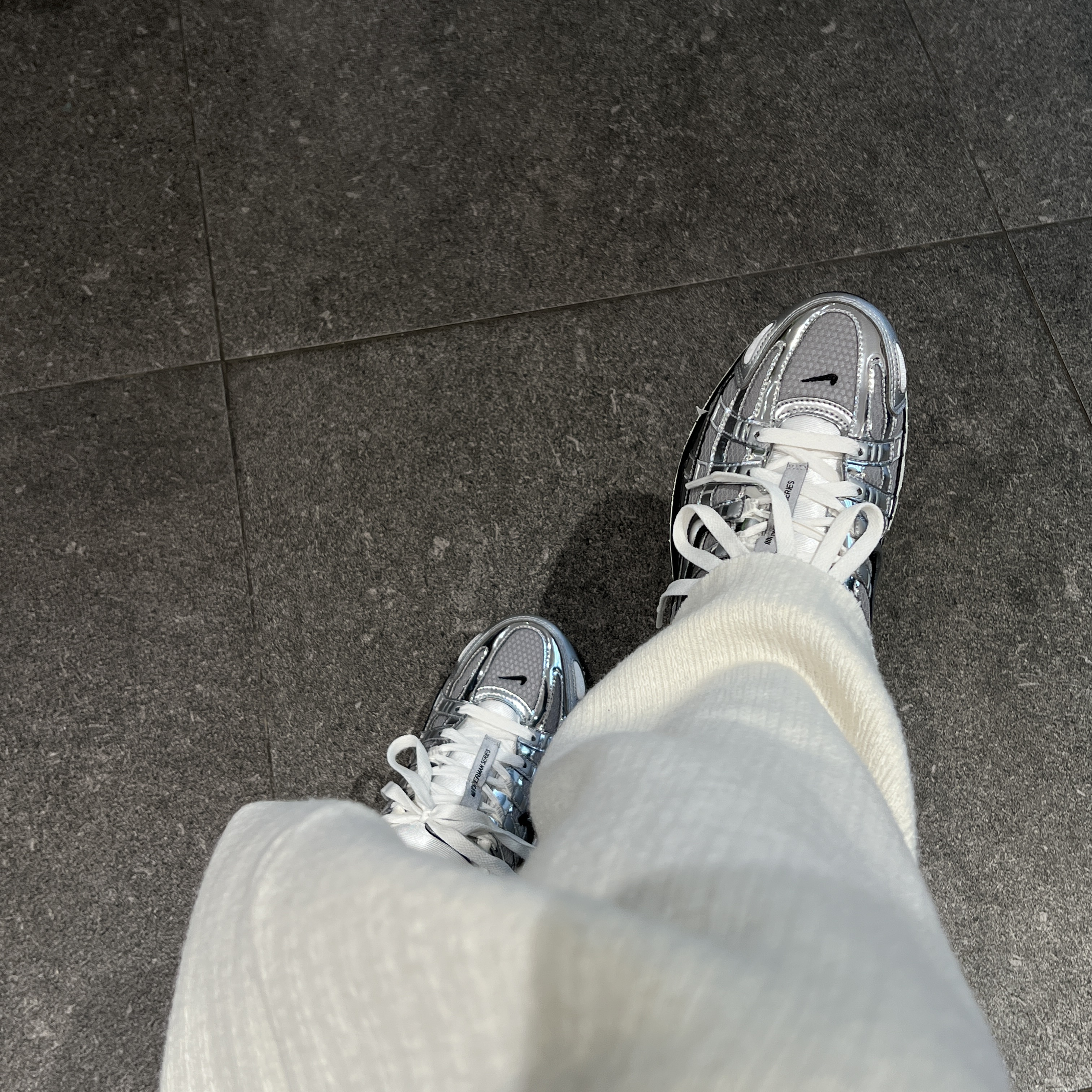 Nike P-6000 Metallic Silver 착용 스타일