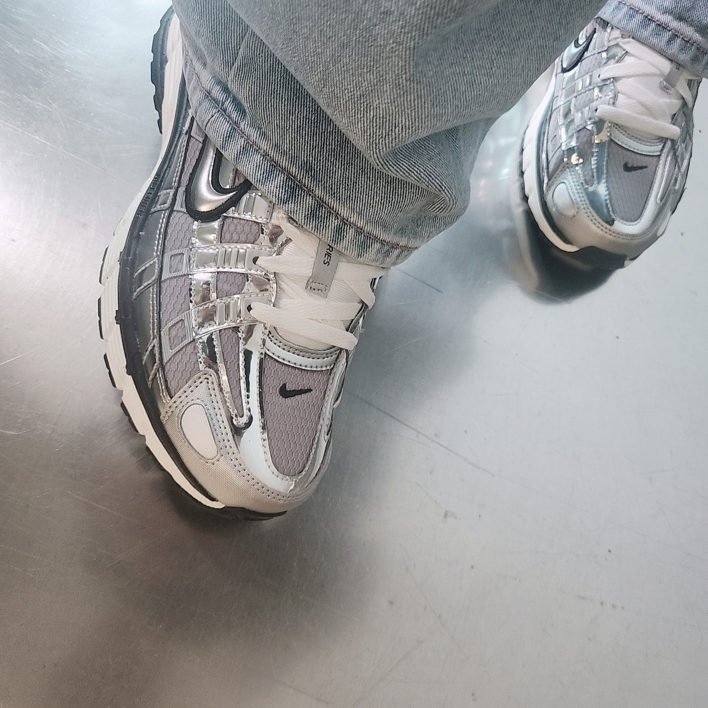 Nike P-6000 Metallic Silver 착용 스타일 - 1