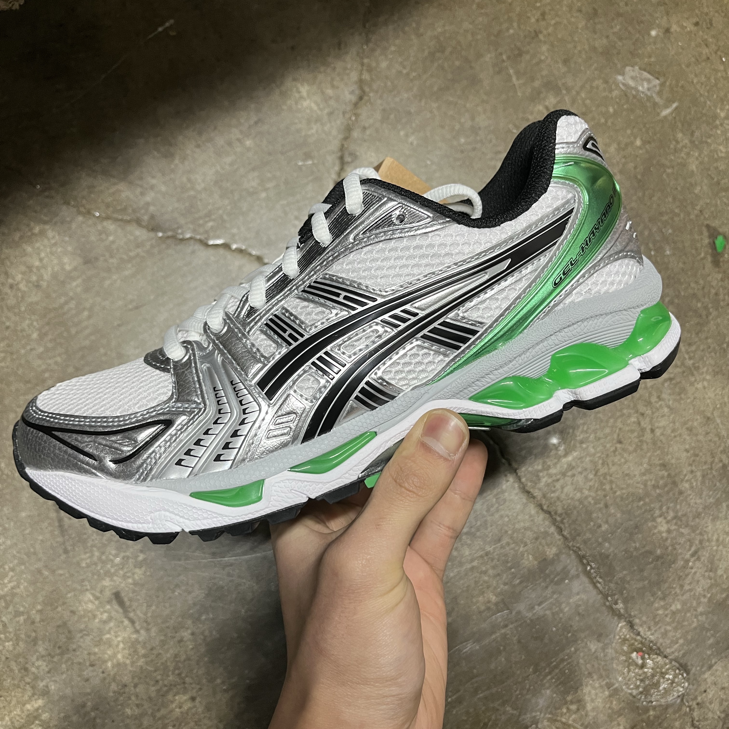 Asics Gel-Kayano 14 White Malachite Green 착용 스타일 - 1