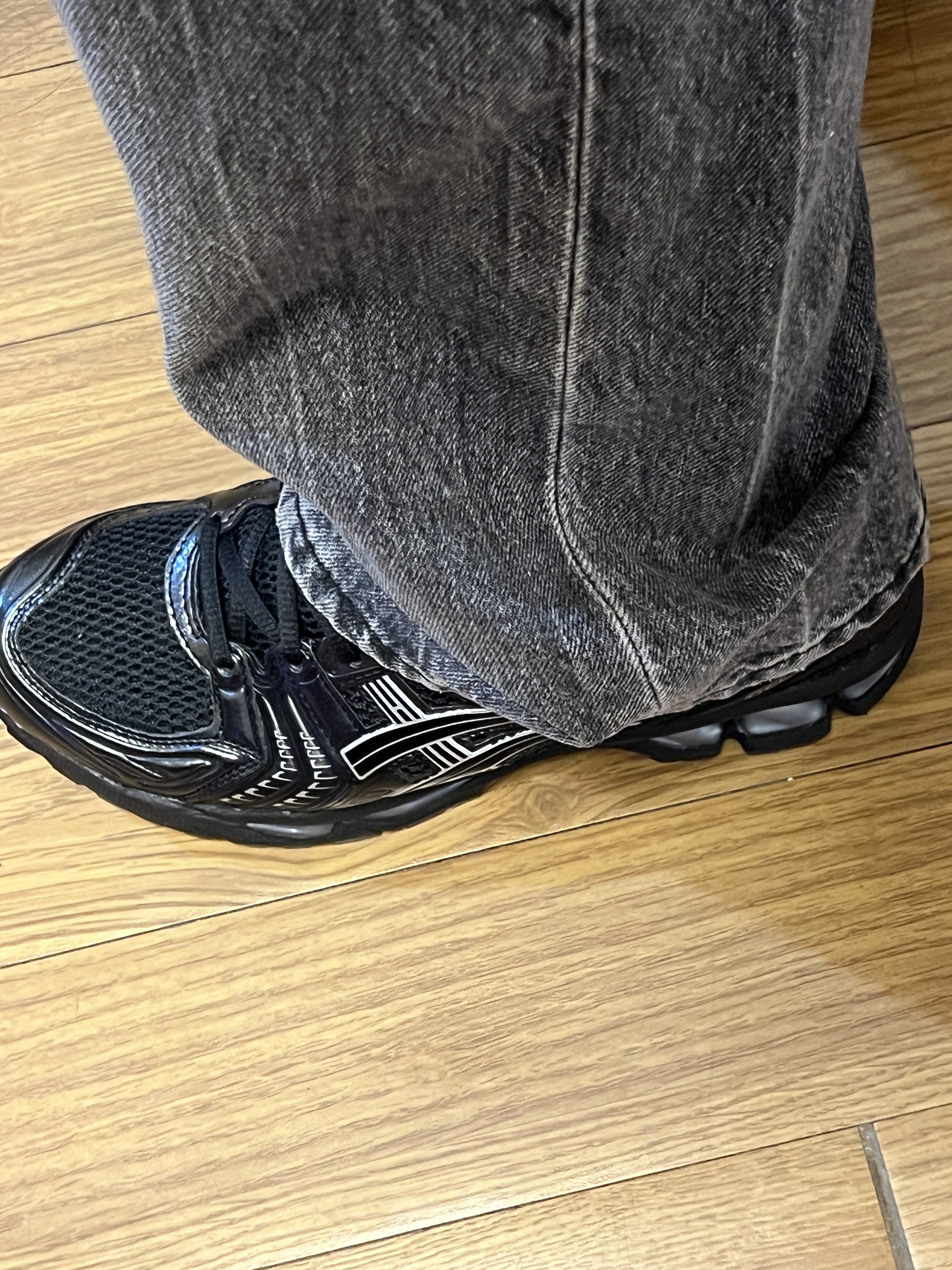 Asics Gel-Kayano 14 Black Pure Silver 착용 스타일 - 5