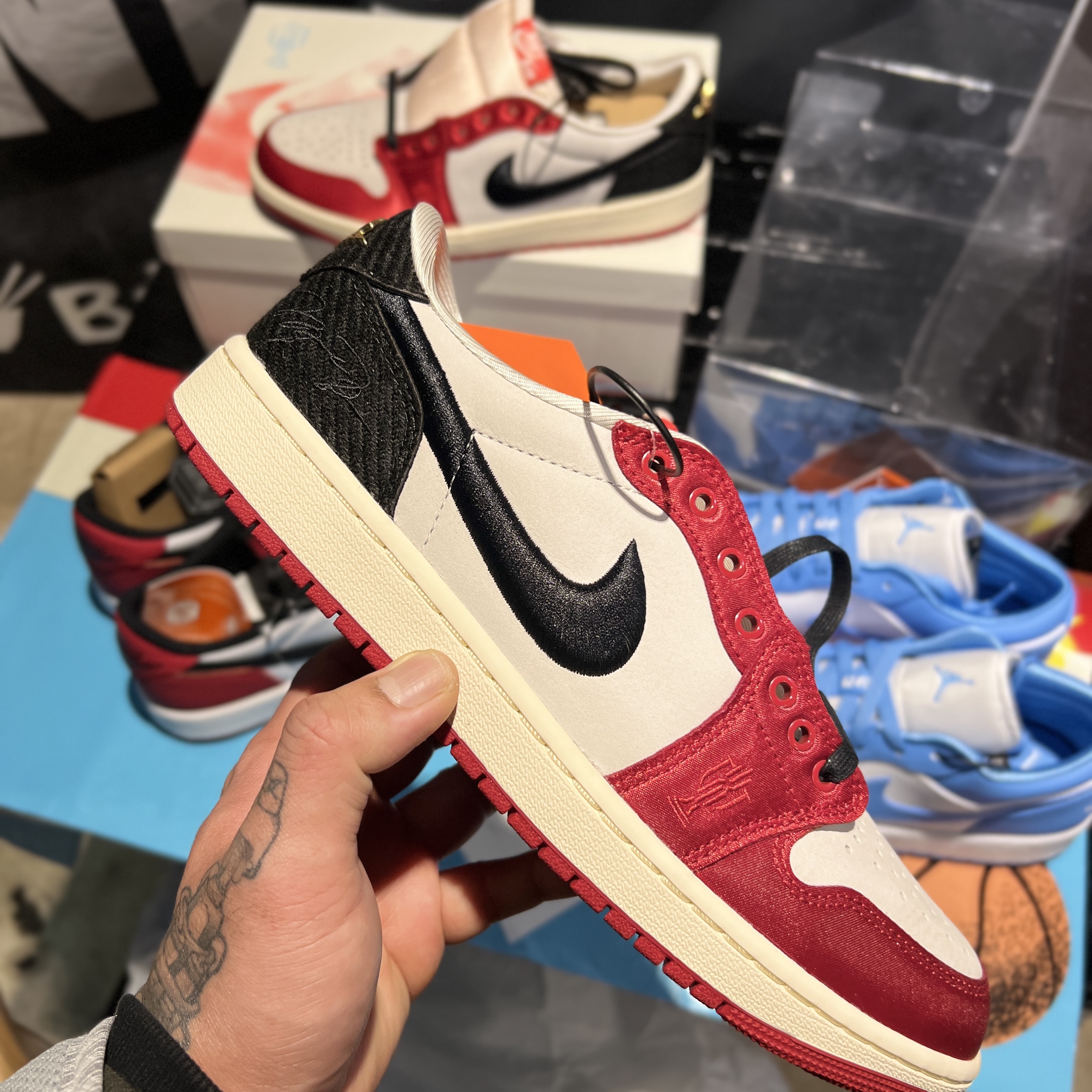 Jordan 1 x Trophy Room Retro Low OG SP Sail Varsity Red 착용 스타일