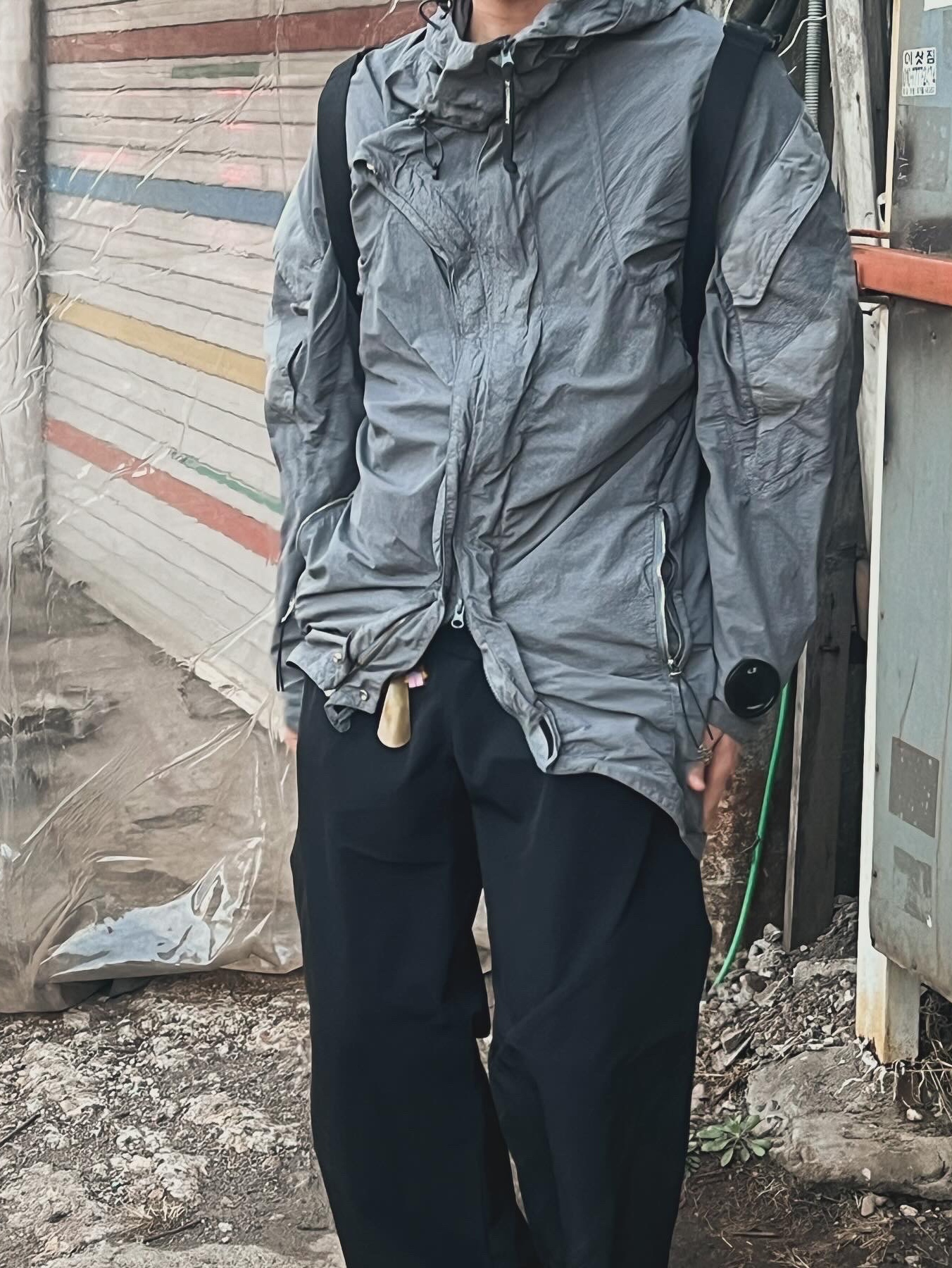 C.P. Company x Kiko Kostadinov Flatt Nylon Mixed Hooded Jacket Steel Grey, Asics x Kiko Kostadinov Novalis Liatrisory Trouser Obsidian Black 착용 스타일