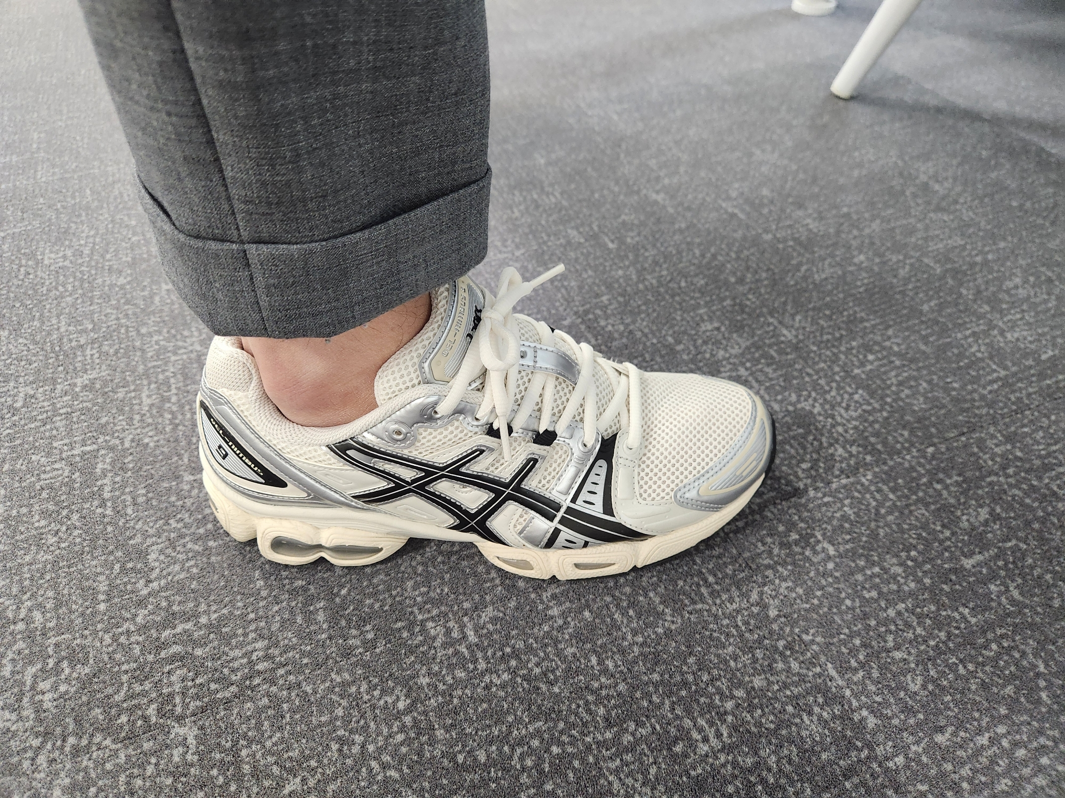 Asics Gel-Nimbus 9 Cream Black 착용 스타일 - 1