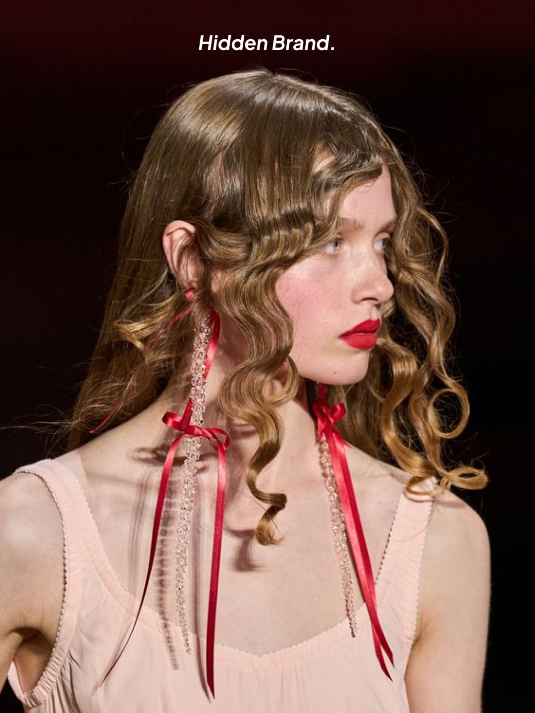 (W) Simone Rocha Bow Ribbon Crystal Drip Earring Black, Simone Rocha Frilly Multi Pocket Crossbody Bag Pink Red 착용 스타일 - 3
