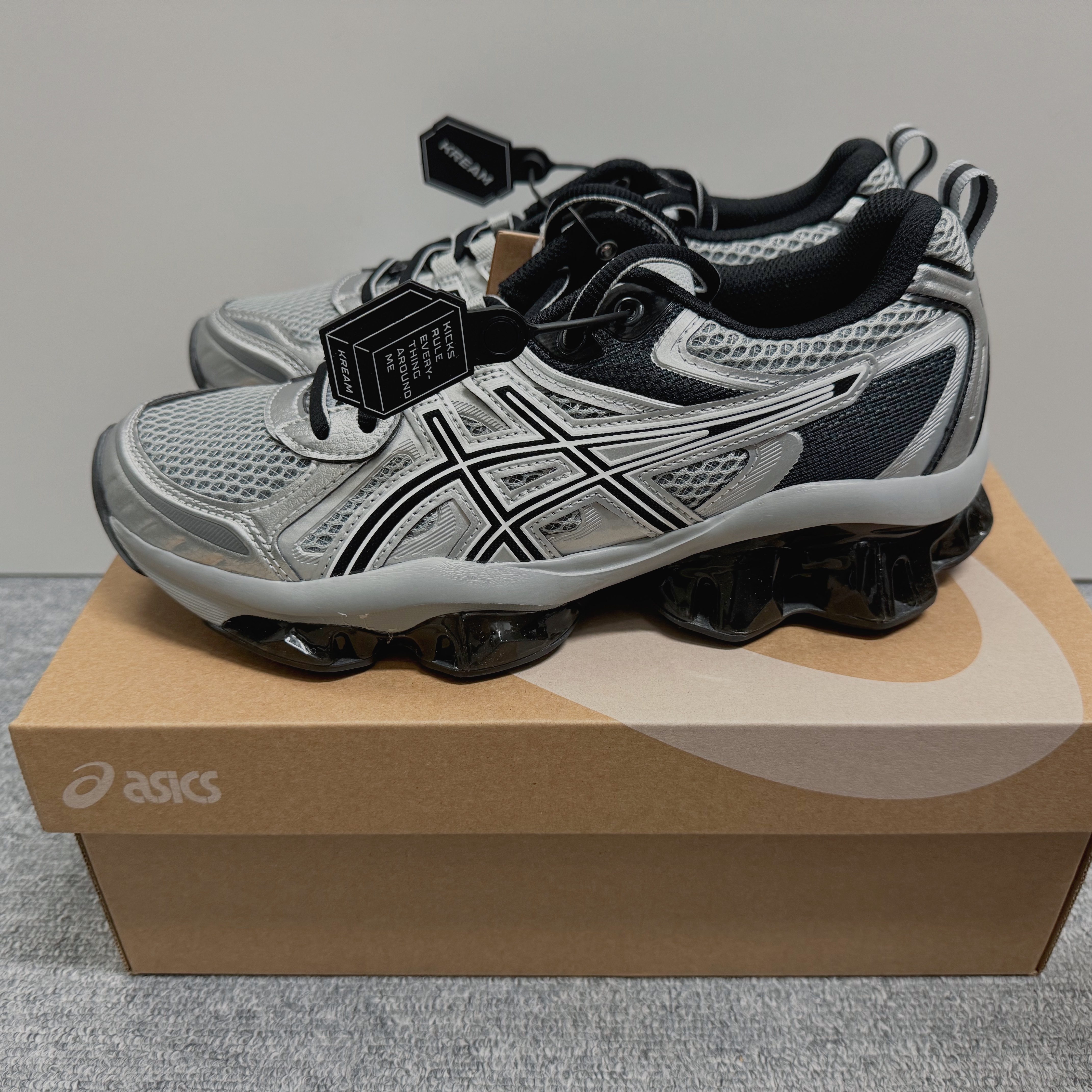 Asics Gel-Quantum Kinetic Mid Grey Pure Silver 착용 스타일 - 2