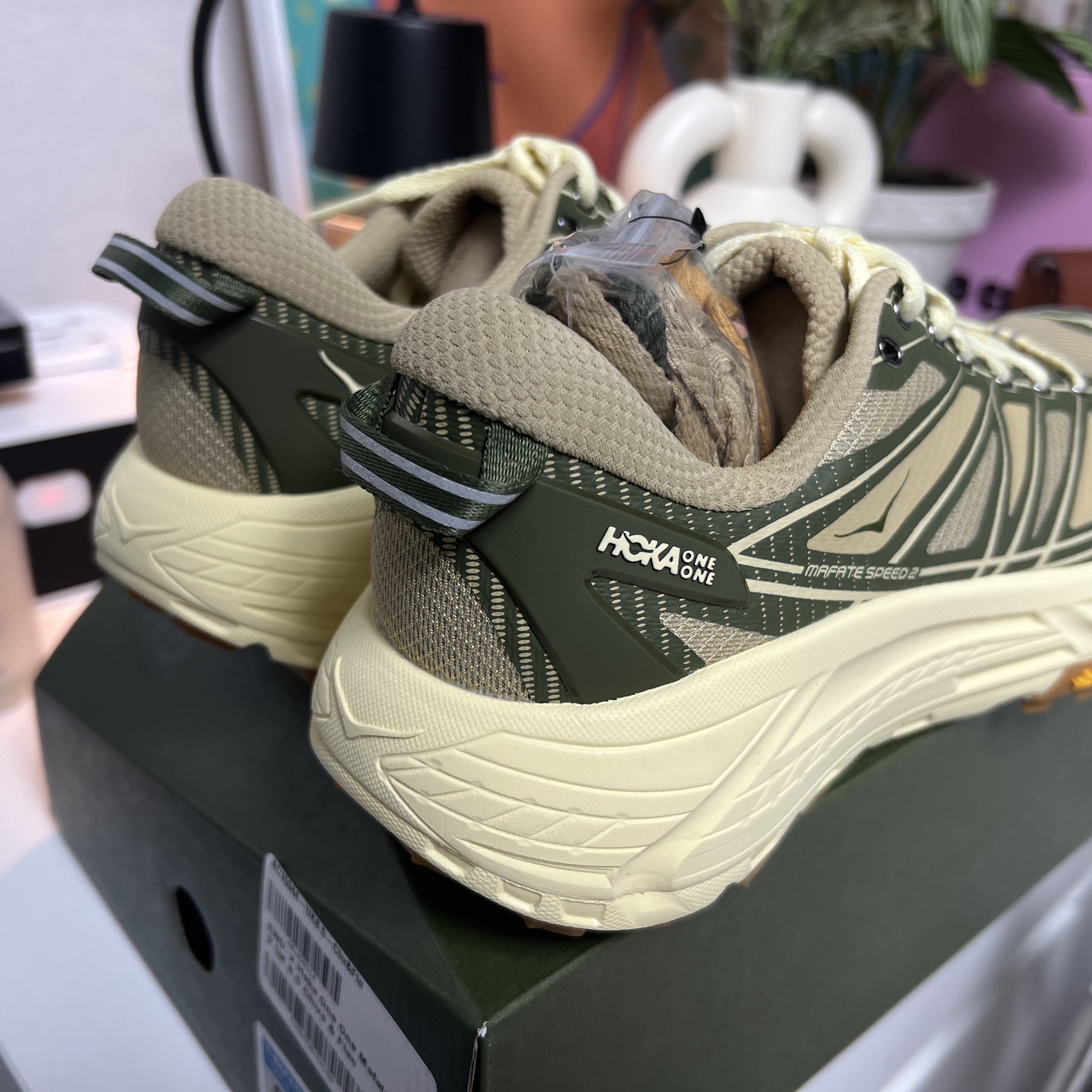 Hoka x END. Mafate Speed 2 Taupe Chive 착용 스타일 - 3