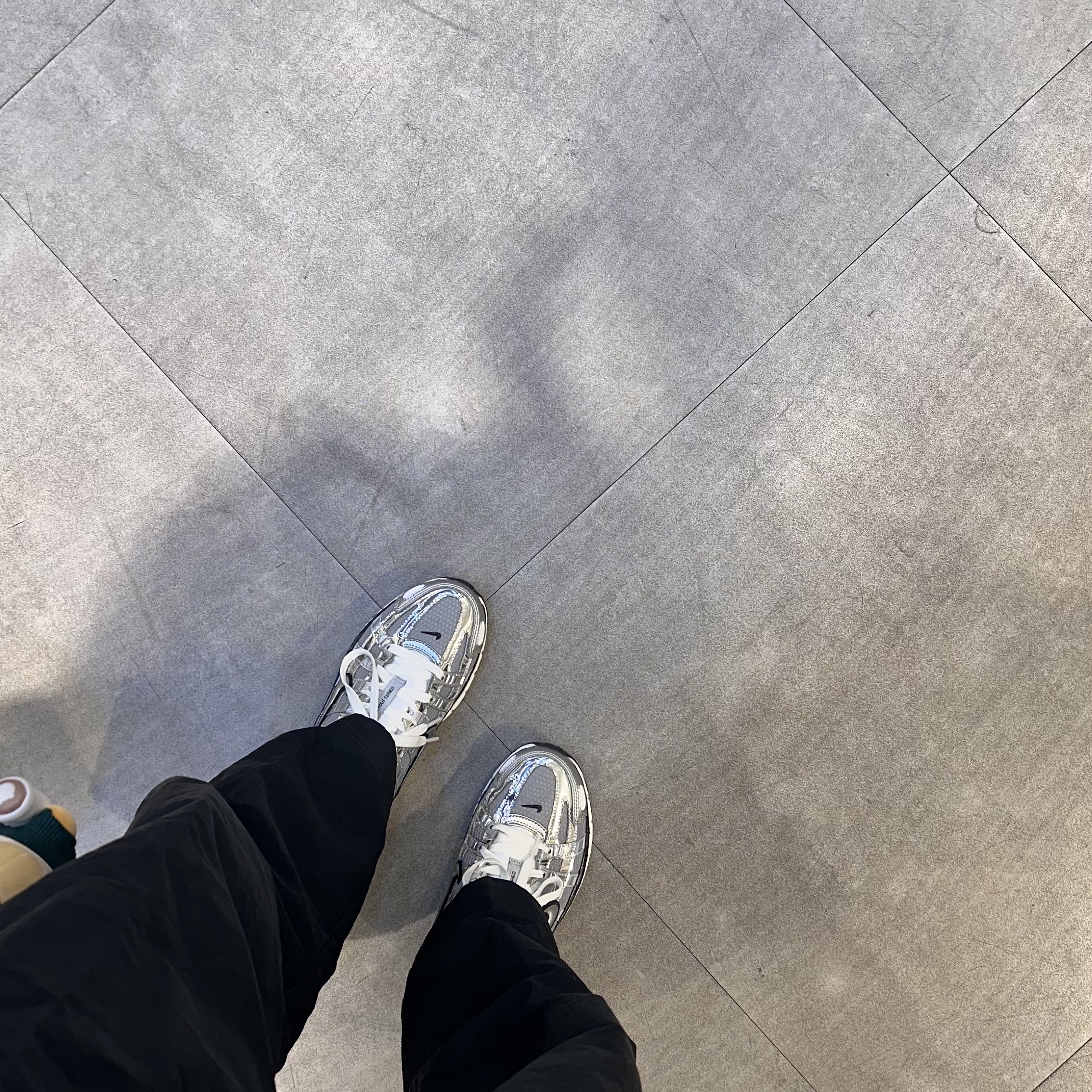 Nike P-6000 Metallic Silver 착용 스타일 - 1