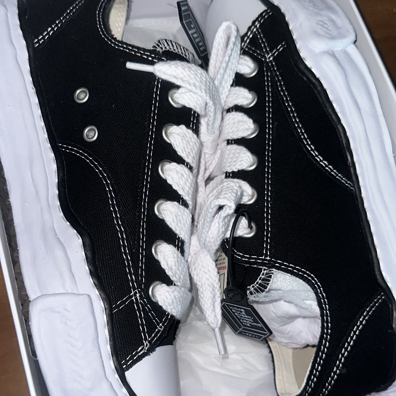 Maison Mihara Yasuhiro Peterson OG Sole Canvas Low Sneakers Black 착용 스타일 - 3