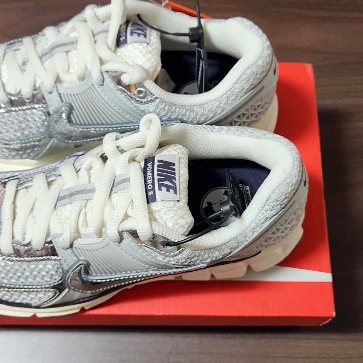 (W) Nike Zoom Vomero 5 Photon Dust and Metallic Silver 착용 스타일 - 3
