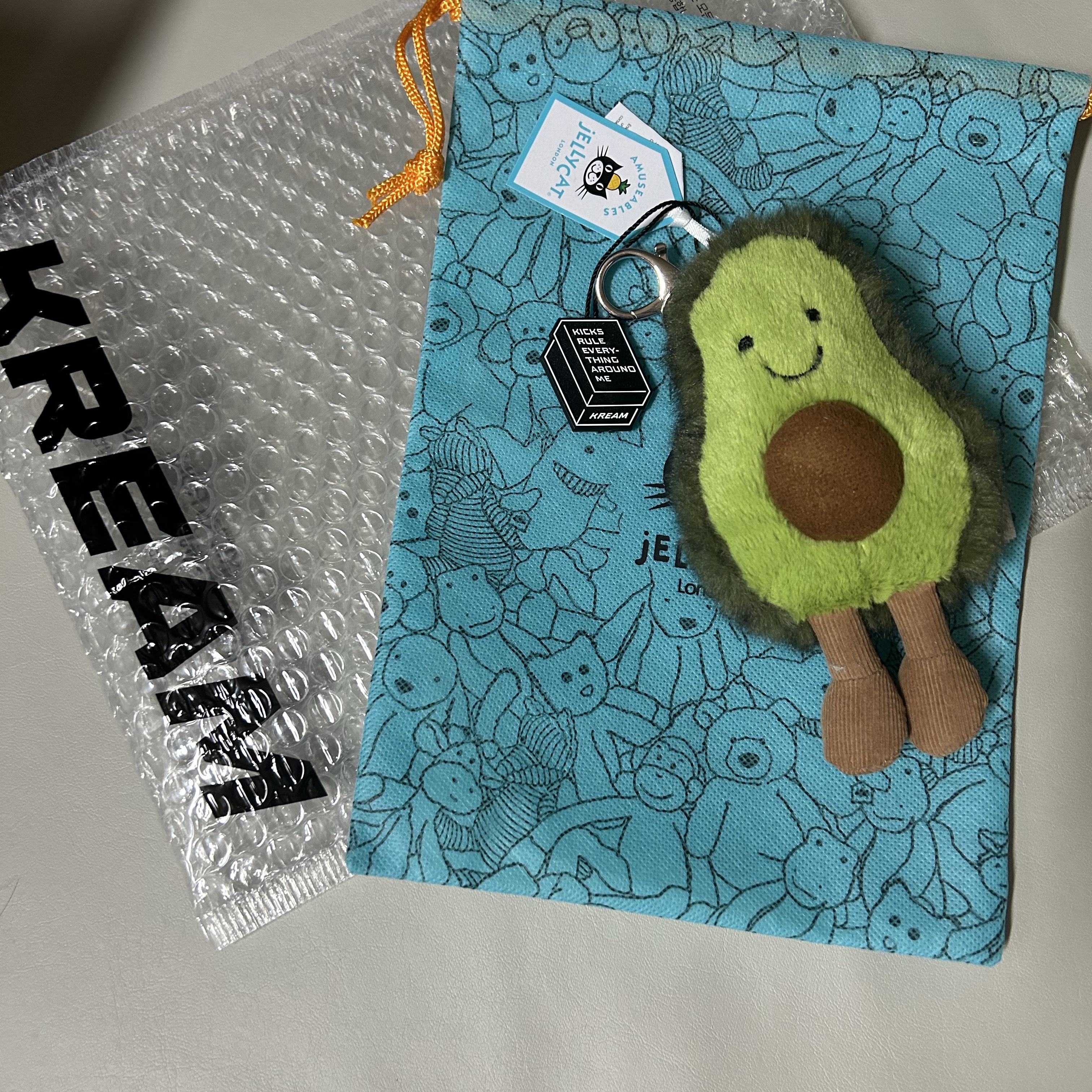 Jellycat Amuseable Avocado Bag Charm Green 착용 스타일
