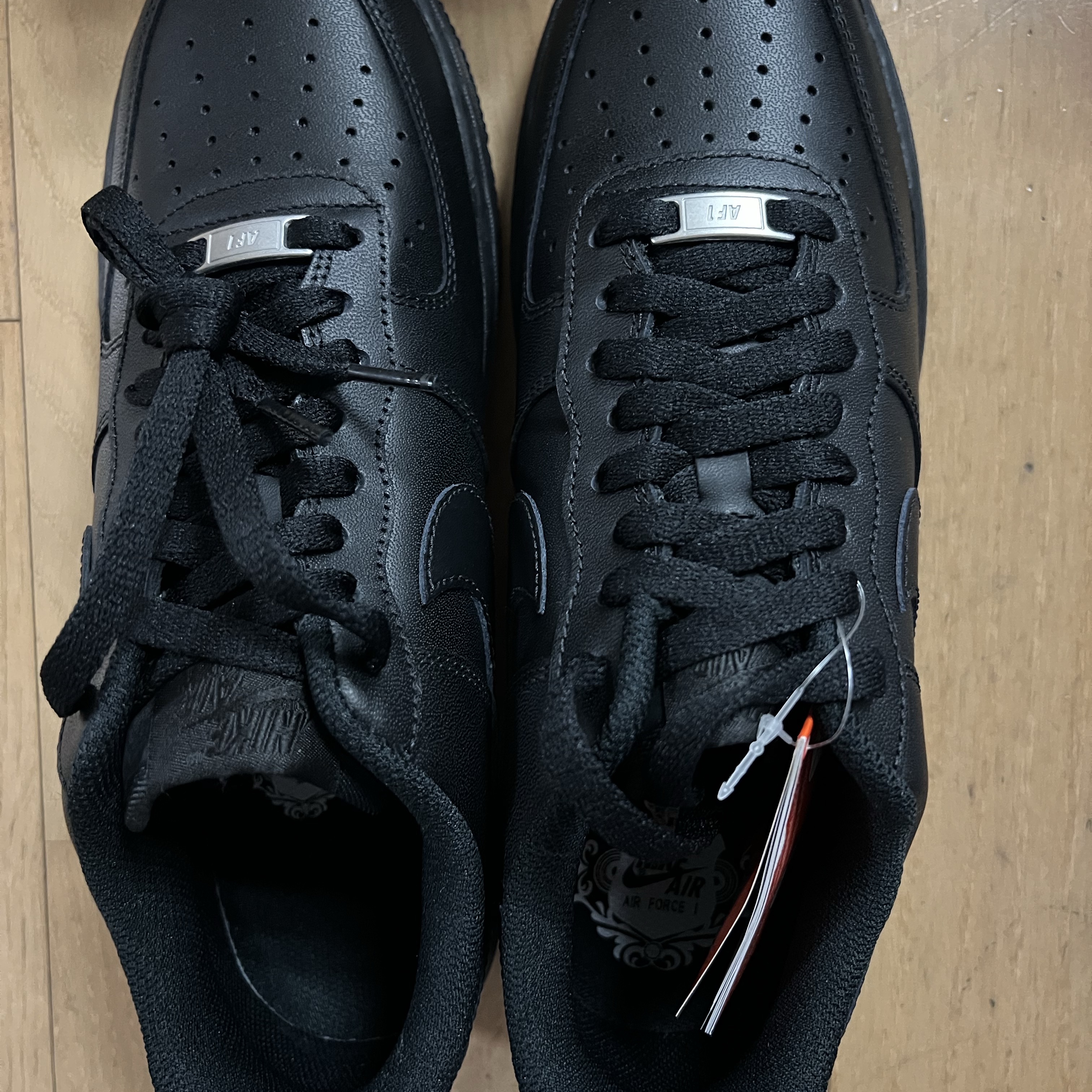 Nike Air Force 1 '07 Low Triple Black 착용 스타일