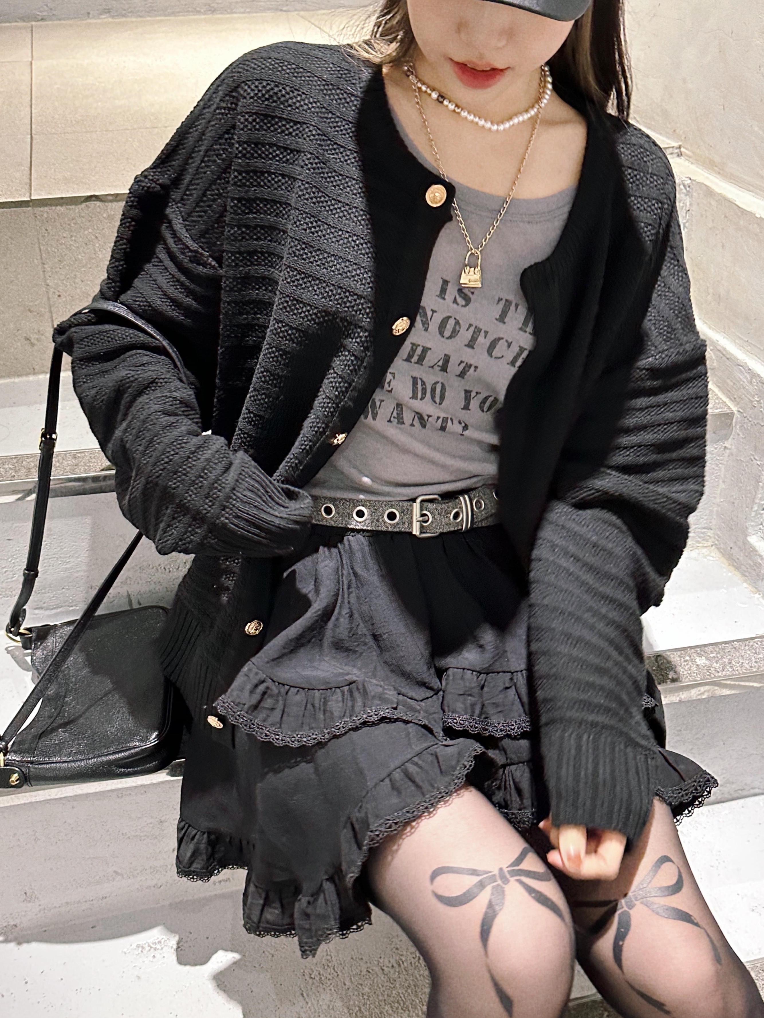 Balenciaga Neo Cagole Small Tote Bag Black, Jacquemus Le Collier Chiquito Charm Chain Necklace Light Gold 착용 스타일 - 2