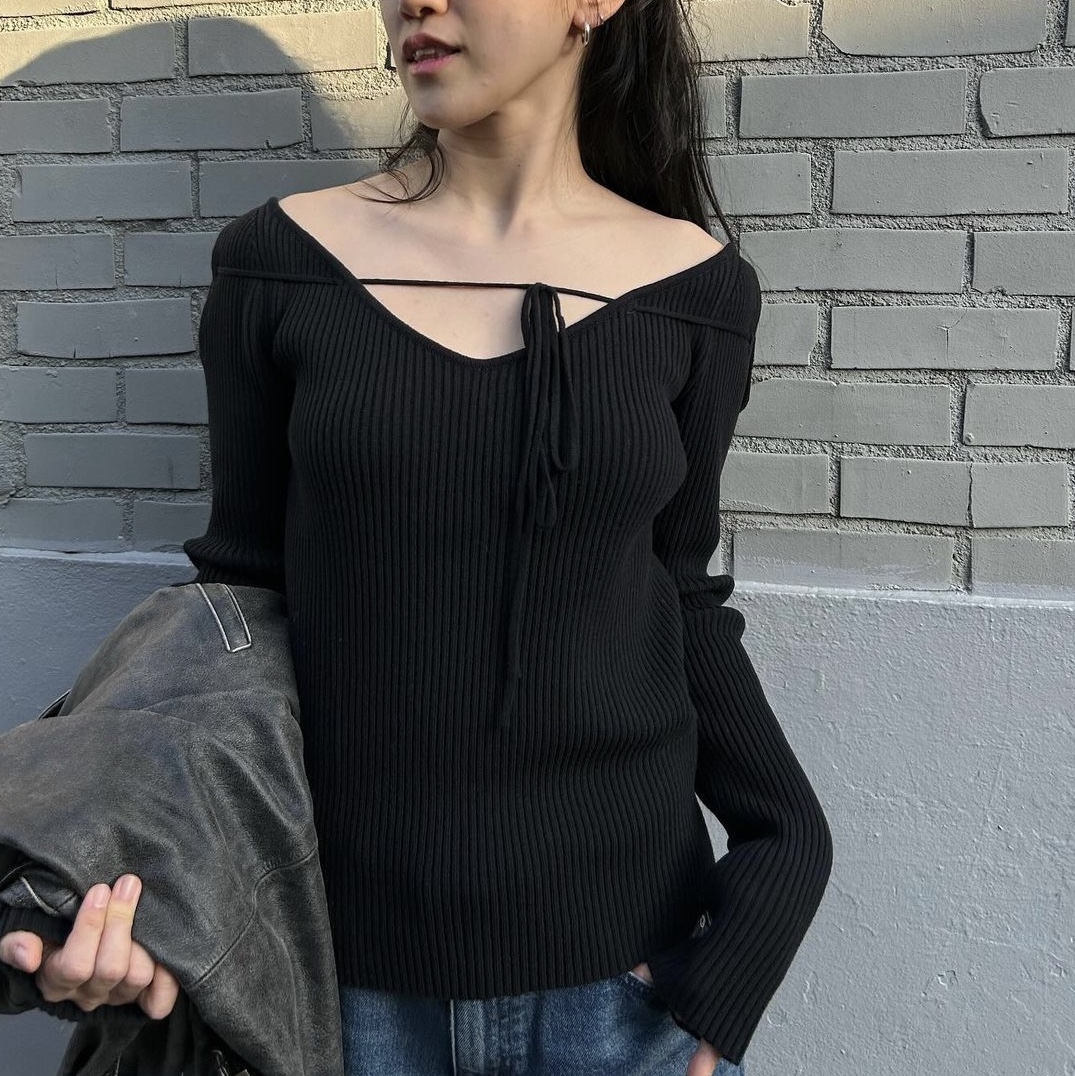 Diagonal V Neck Strap Knit Black 착용 스타일 - 4