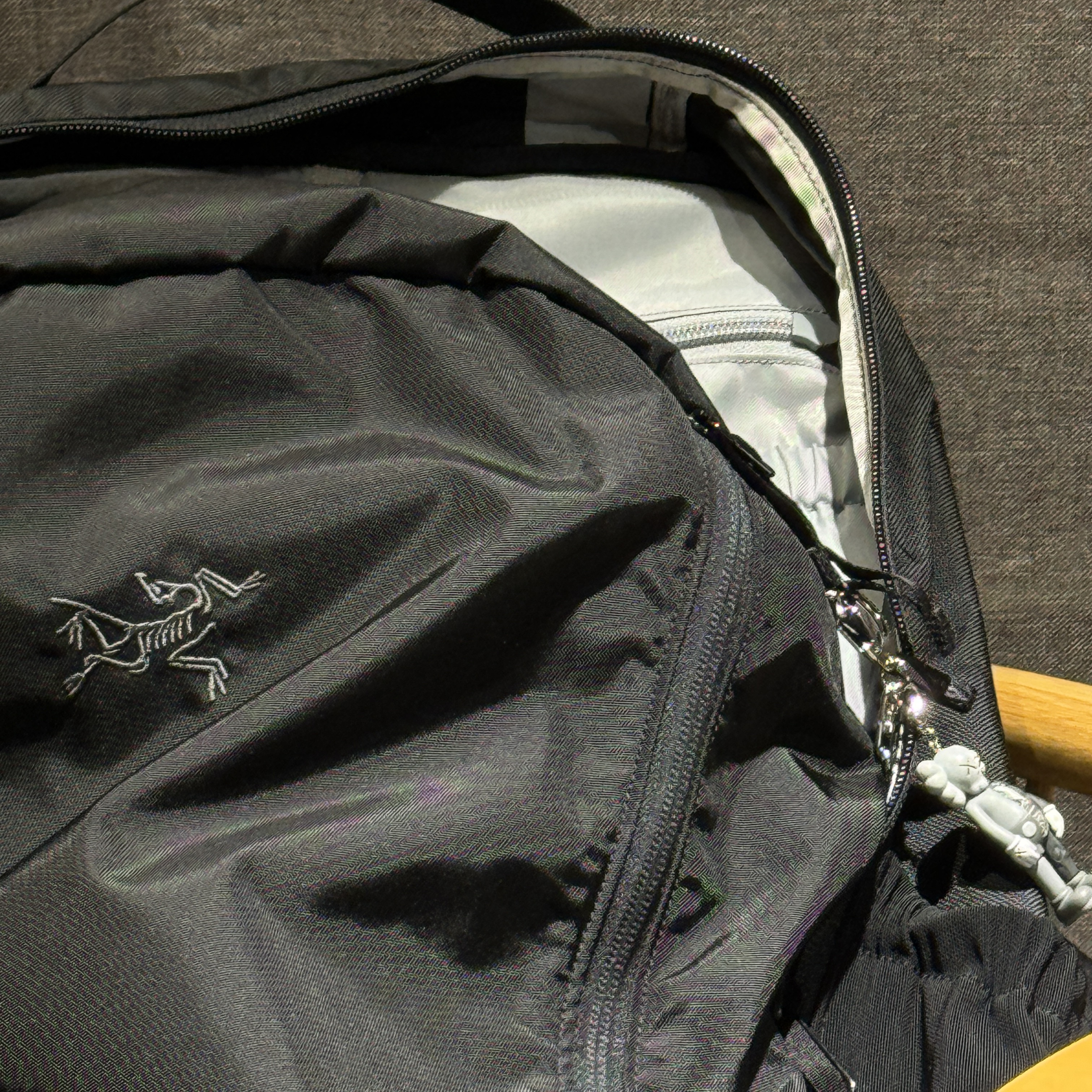 Kaws Tokyo First Companion Flayed Keychain Grey 착용 스타일
