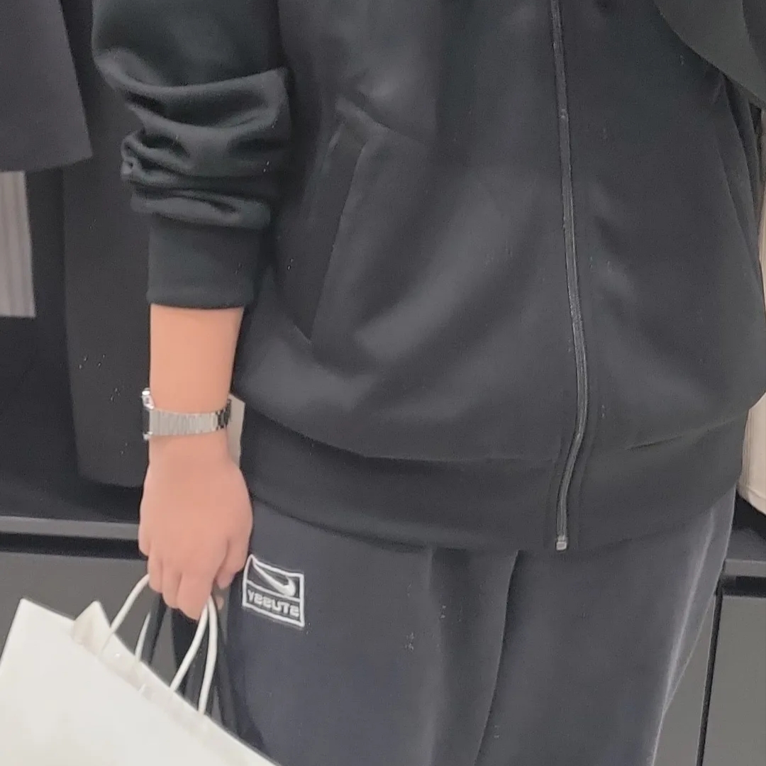 Adidas Arsenal Ian Wright Anthem Jacket Black - KR Sizing, Celine Loose Hoodie in Cotton Fleece Black White 착용 스타일 - 3