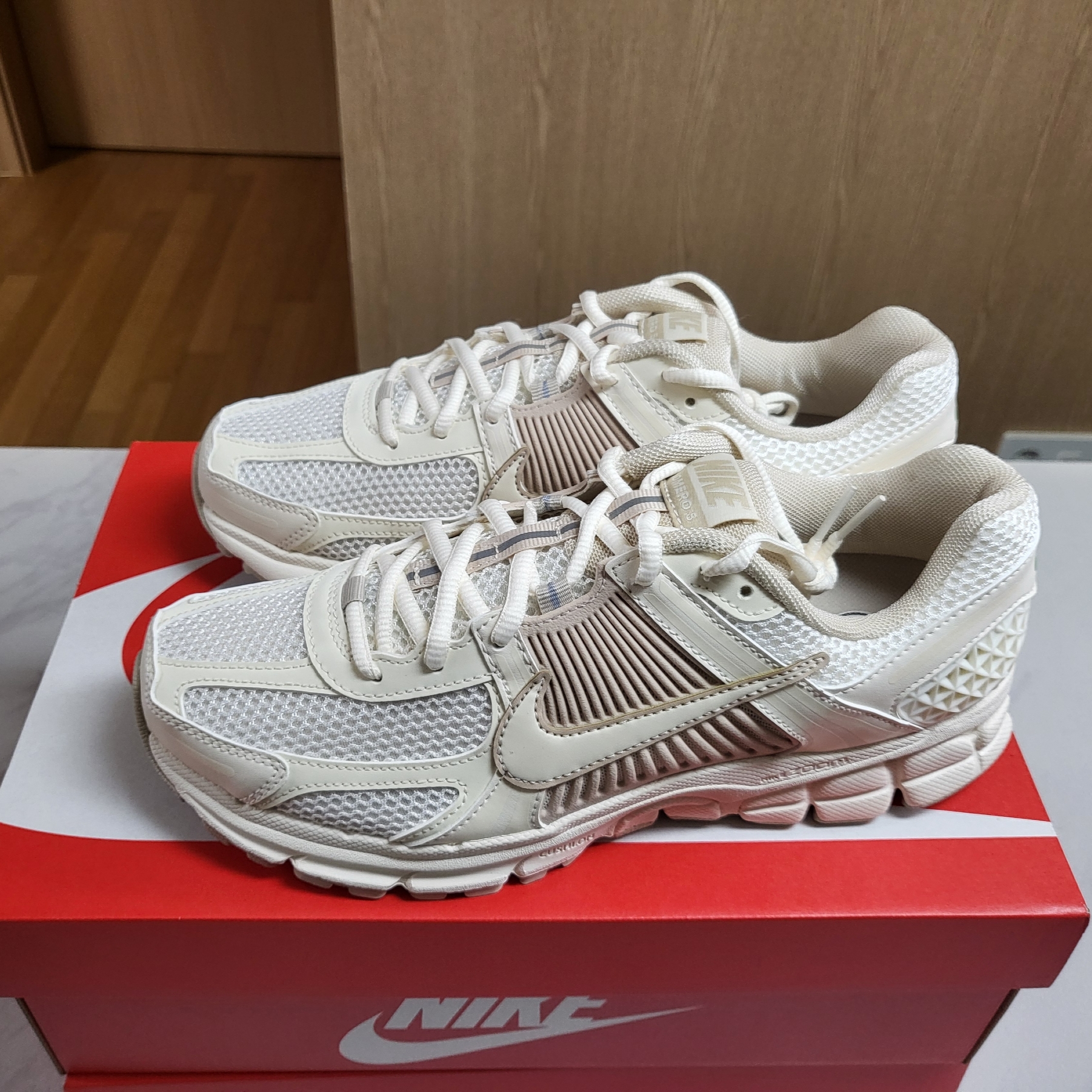 (W) Nike Zoom Vomero 5 Pale Ivory Sanddrift 착용 스타일