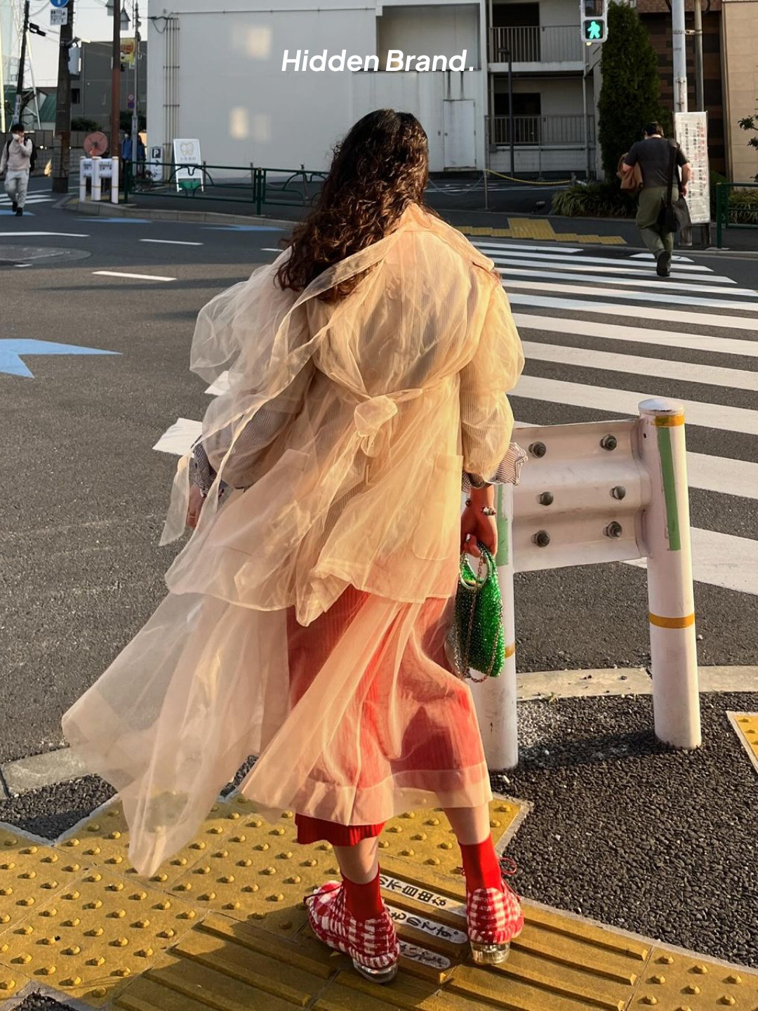 (W) Simone Rocha Bow Ribbon Crystal Drip Earring Black, Simone Rocha Frilly Multi Pocket Crossbody Bag Pink Red 착용 스타일 - 5