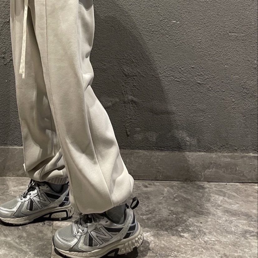 New Balance 410v5 Silver - 2E Wide 착용 스타일