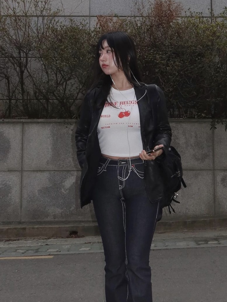 True Religion x KIRSH Crop Slim T-Shirt Ivory, True Religion x KIRSH Stitch Point Boots Cut Denim Pants Black Denim 착용 스타일 - 1