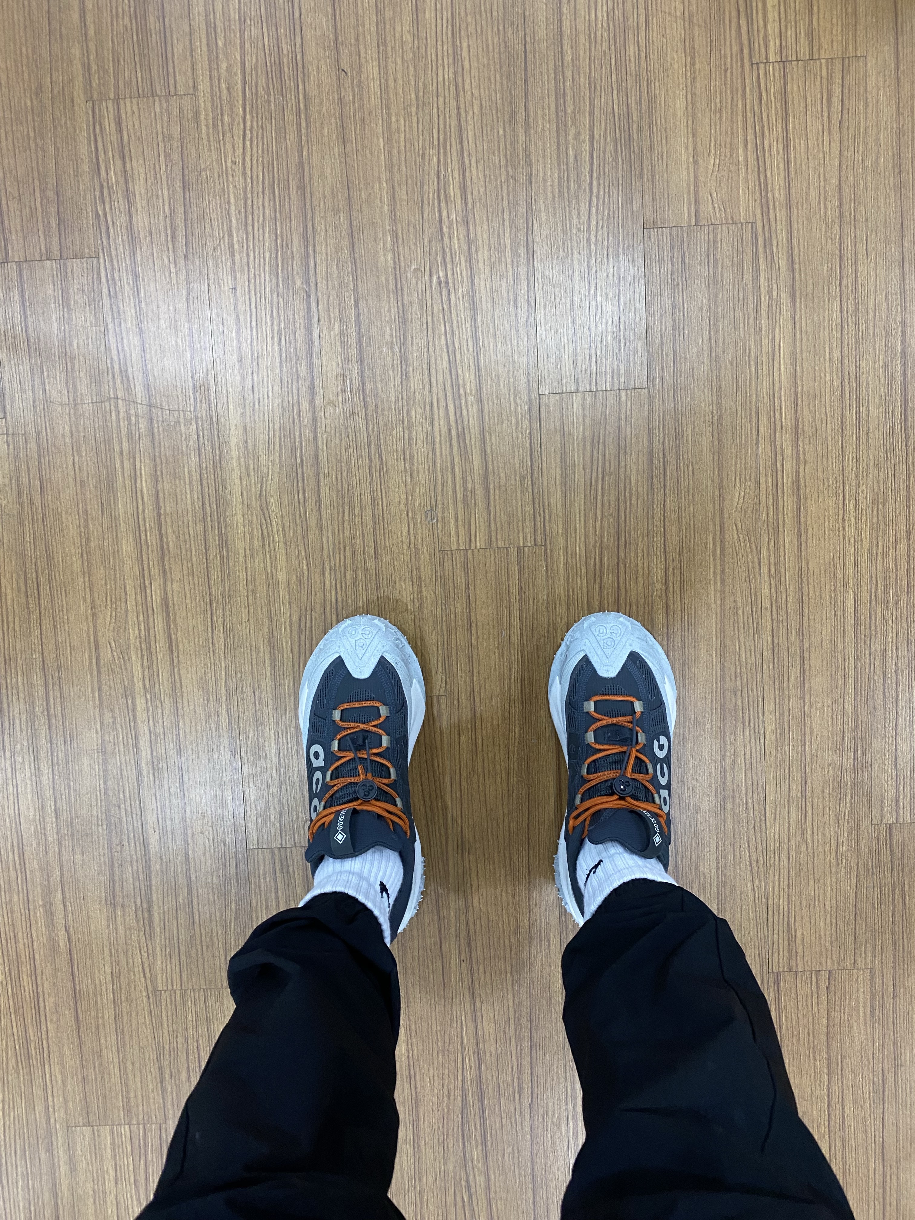 Nike ACG Mountain Fly Low Gore-Tex Dark Smoke Grey 착용 스타일 - 7