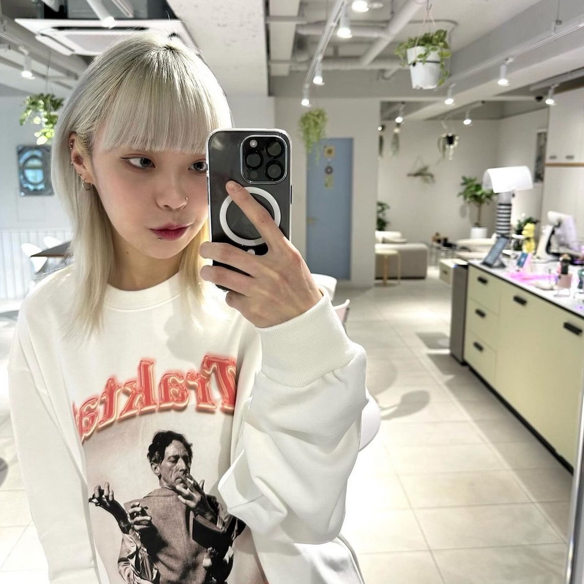 Traktat Jean Cocteau Sweatshirt White, (W) Balenciaga Cargo Sneakers White Grey 착용 스타일 - 2