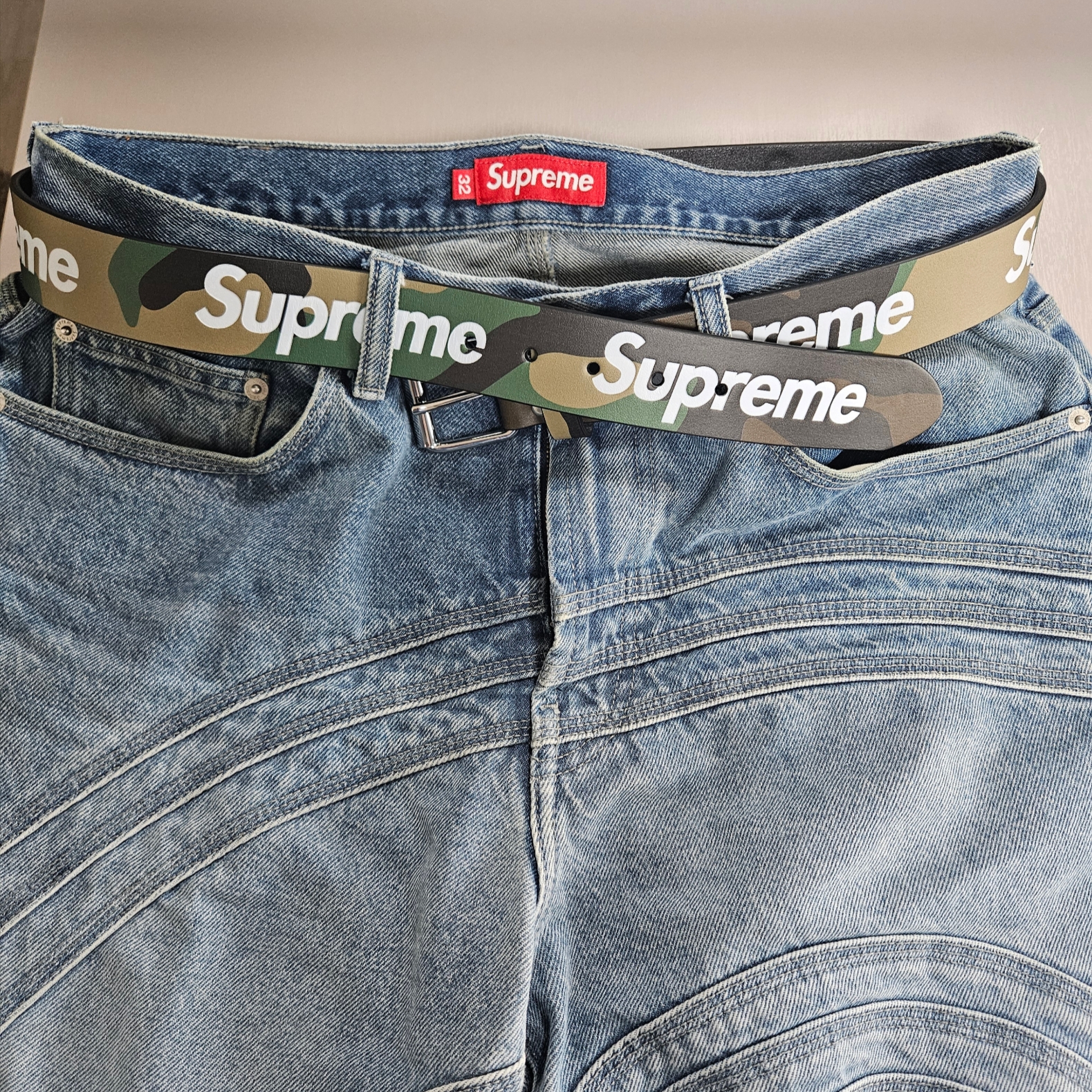 Supreme Repeat Leather Belt Woodland Camo - 24SS 착용 스타일 - 1