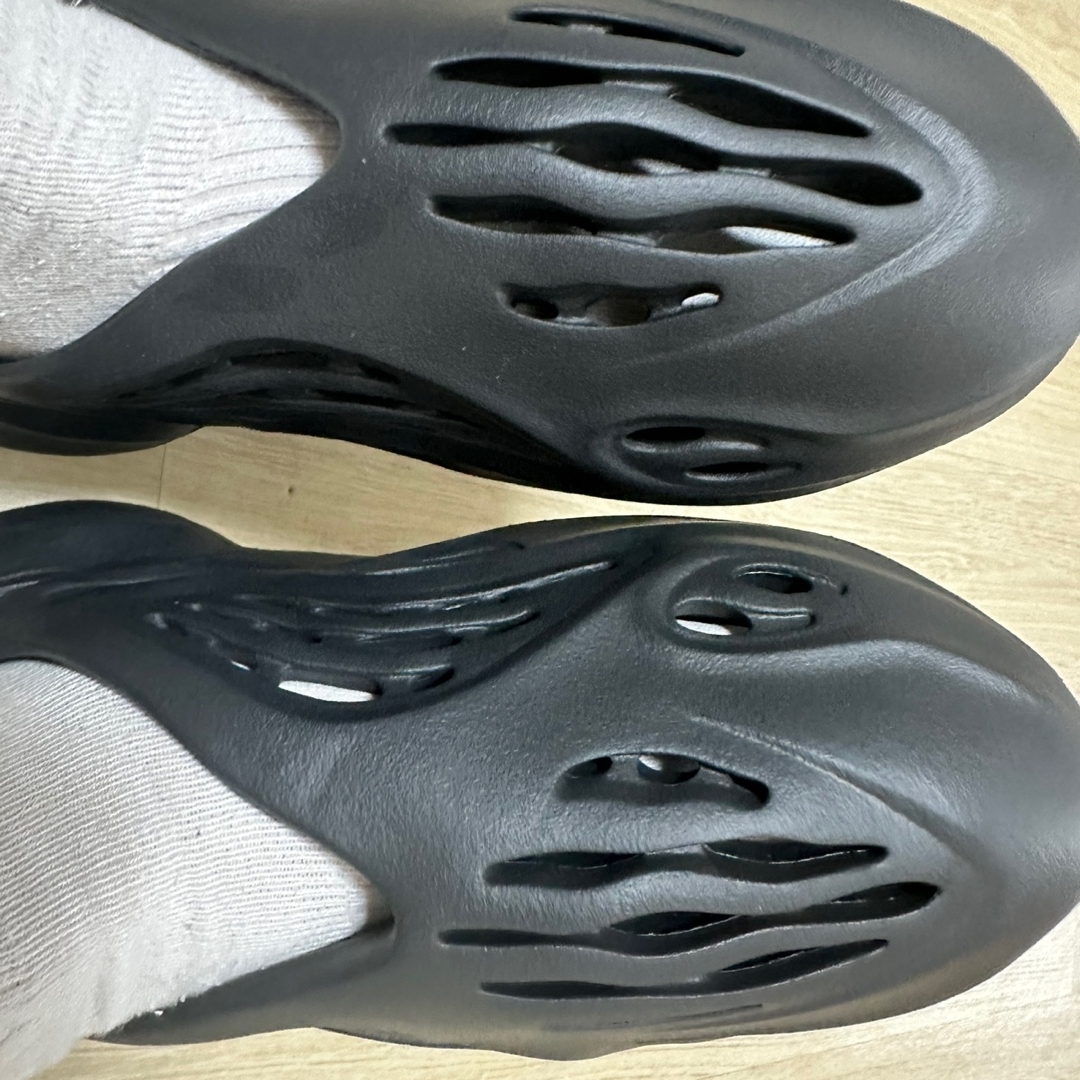 Adidas Yeezy Foam RNNR Onyx 착용 스타일