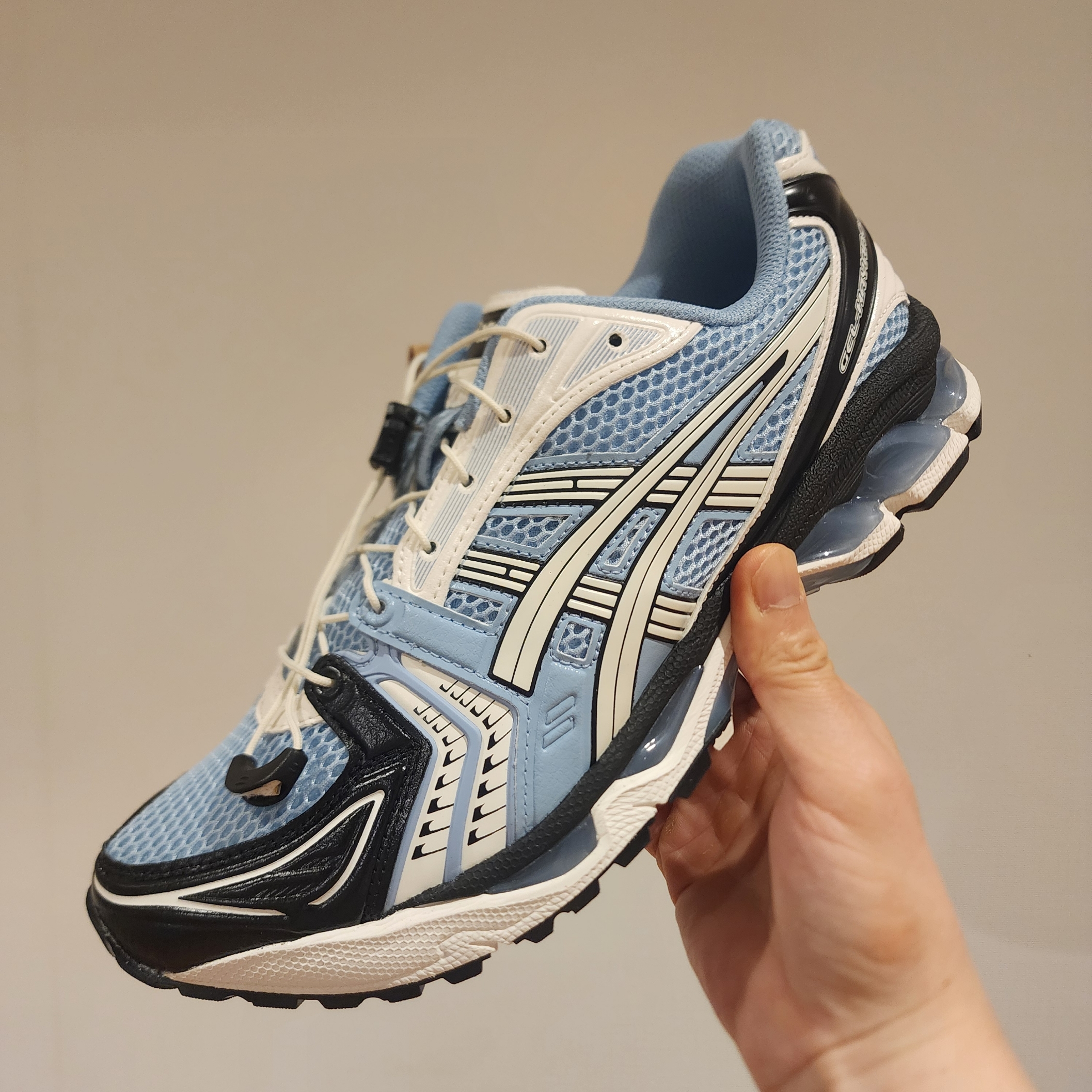 Asics Unlimited Gel-Kayano 14 Mist Cream 착용 스타일 - 1