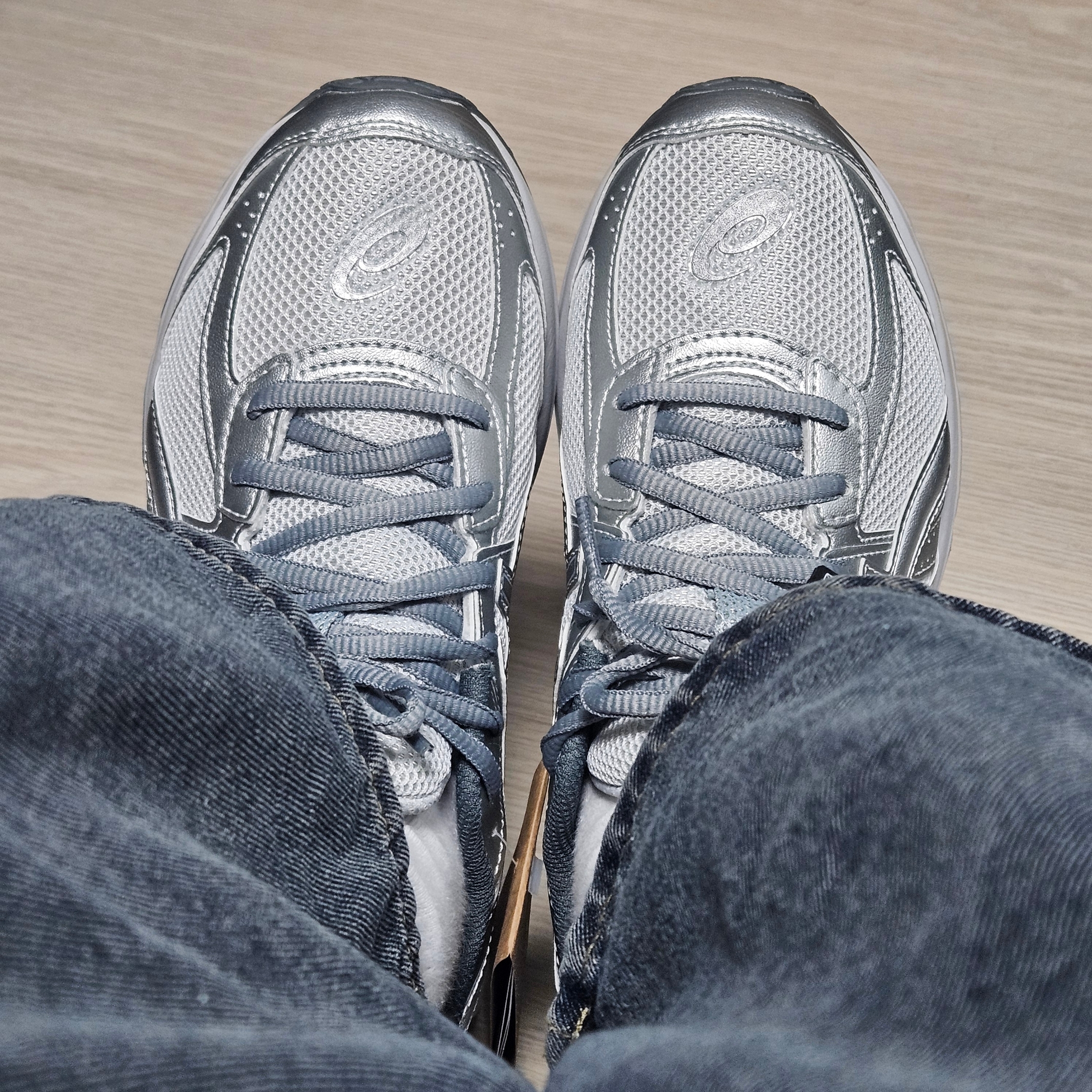 Asics Jog 100 S SMU Glacier Grey Pure Silver - 2E Wide 착용 스타일