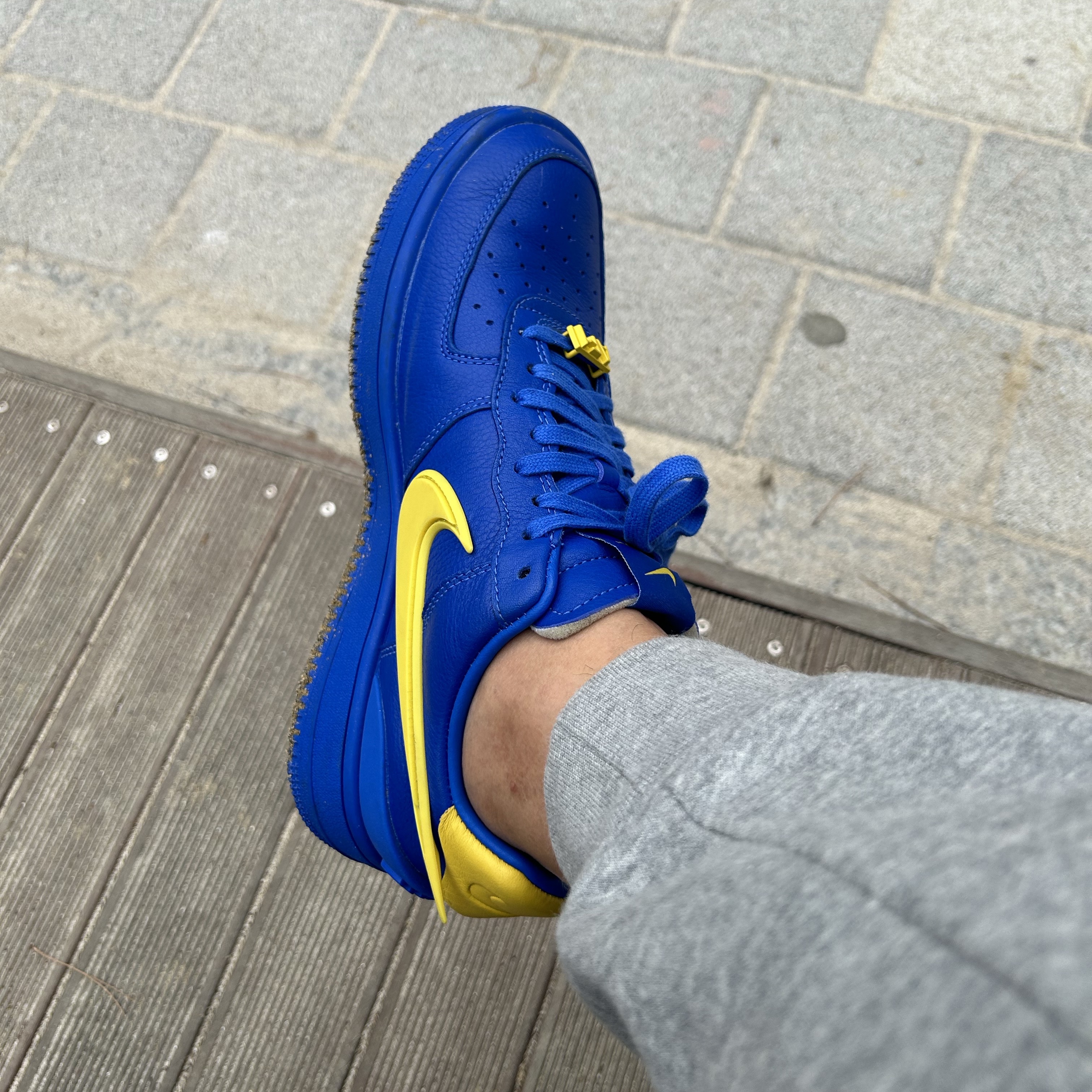 Nike x Ambush Air Force 1 Low SP Game Royal and Vivid Sulfur 착용 스타일