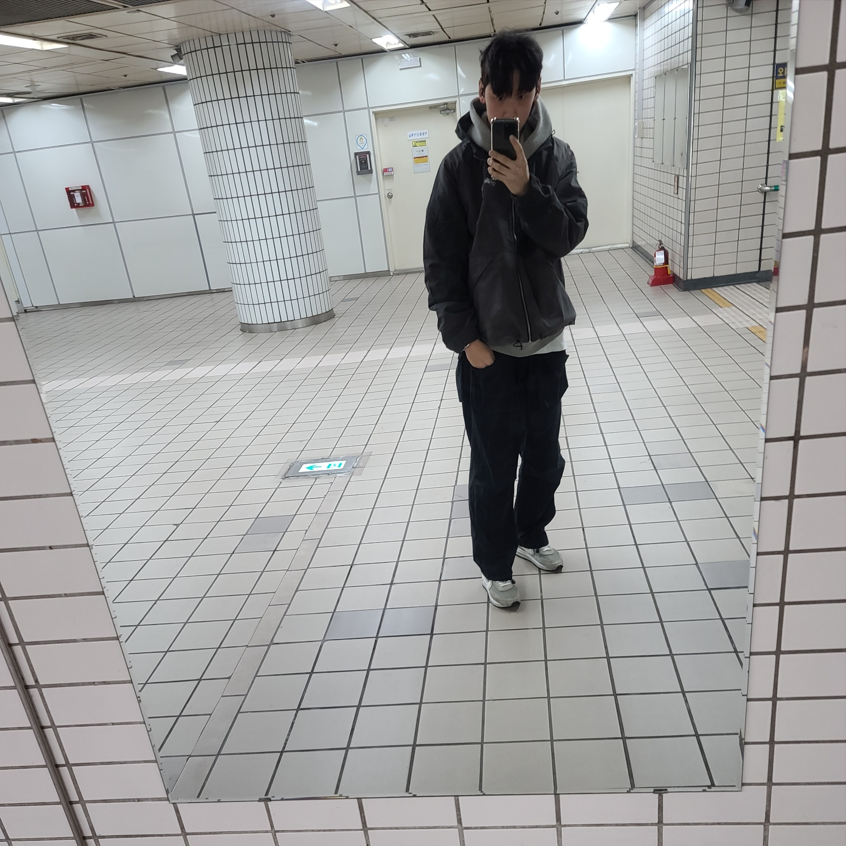 Essentials The Core Collection Hoodie Dark Oatmeal, Nike x Sacai x Fragment LDWaffle Light Smoke Grey 착용 스타일 - 1